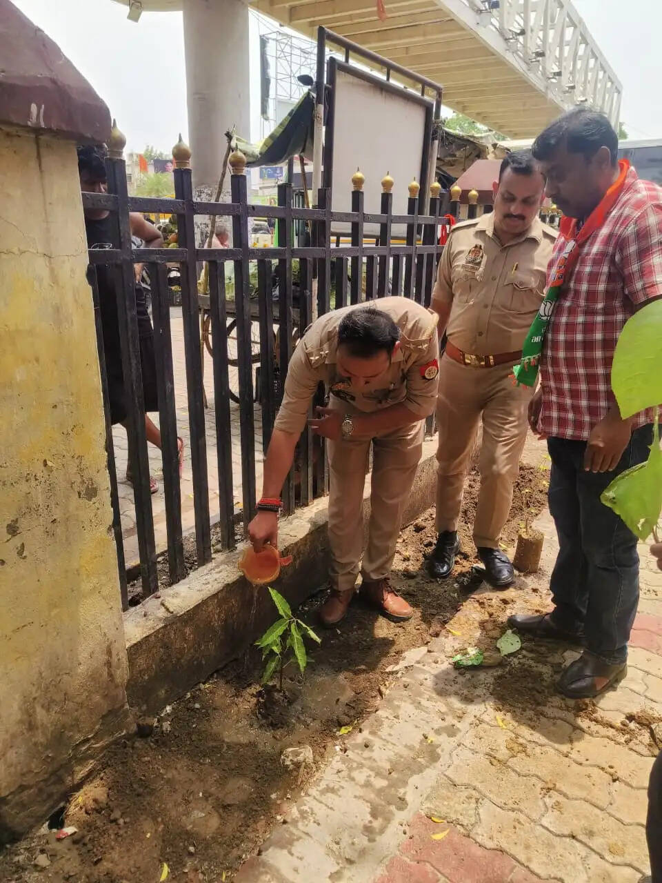'एक पेड़ माँ के नाम' अभियान: डीसीपी प्रमोद कुमार ने पुलिस लाइन में किया वृक्षारोपण, पुलिसकर्मियों को दिलाया पर्यावरण संरक्षण का संकल्प