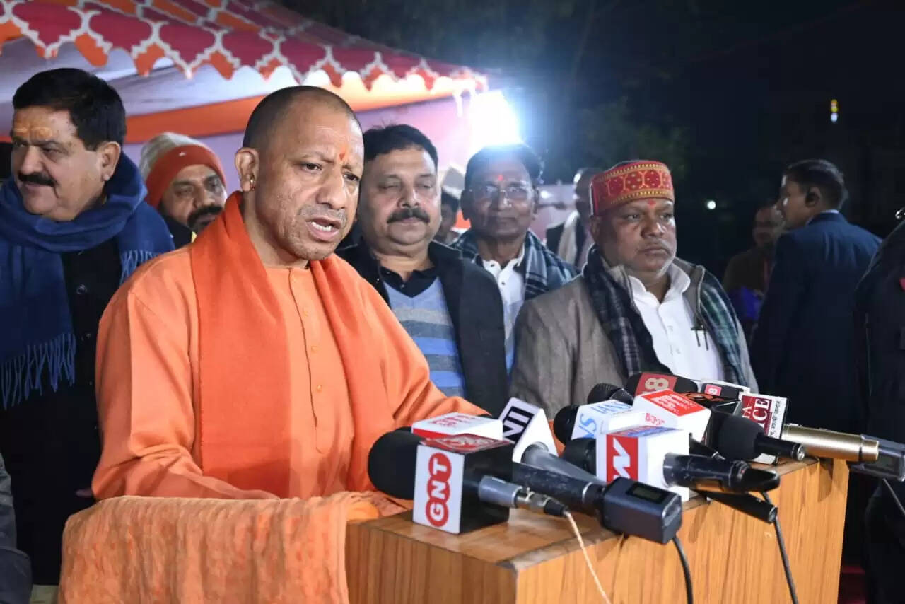 मुख्यमंत्री योगी आदित्यनाथ ने शनिवार की शाम श्री काशी विश्वनाथ और काशी कोतवाल कालभैरव का दर्शन-पूजन किया। सीएम ने बाबा विश्वनाथ का विधिविधान से पूजन-अर्चन और अभिषेक कर प्रदेशवासियों के कल्याण की कामना की। उन्होंने गरीबों में कंबल और भोजन का वितरण किया। उन्होंने अफसरों को निर्देशित किया कि काशी विश्वनाथ धाम में आने वाले श्रद्धालुओं को किसी प्रकार की असुविधा न होने पाए। रैनबसेरों में सर्दियों से बचाव के लिए बिस्तर और अलाव आदि की पर्याप्त व्यवस्था होनी चाहिए।&nbsp;