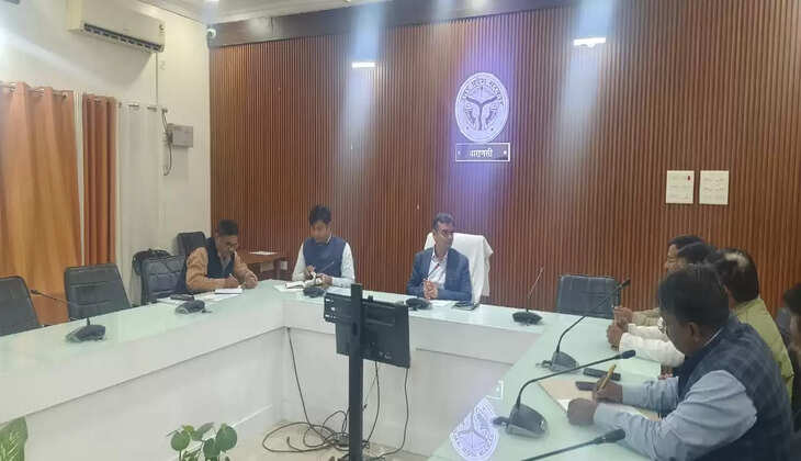 विशेष प्रगाढ़ पुनरीक्षण (SIR) अभियान को सफल और समय पर पूरा कराने के लिए जिलाधिकारी ने सभी राजनीतिक दलों से बीएलओ (Booth Level Officer) को पूरा सहयोग देने की अपील की है। उन्होंने कहा कि बीएलओ और राजनीतिक दलों के बीएलए (Booth Level Agent) के बीच बेहतर तालमेल से ही यह महत्वपूर्ण कार्य सुगमता से पूरा हो सकेगा।