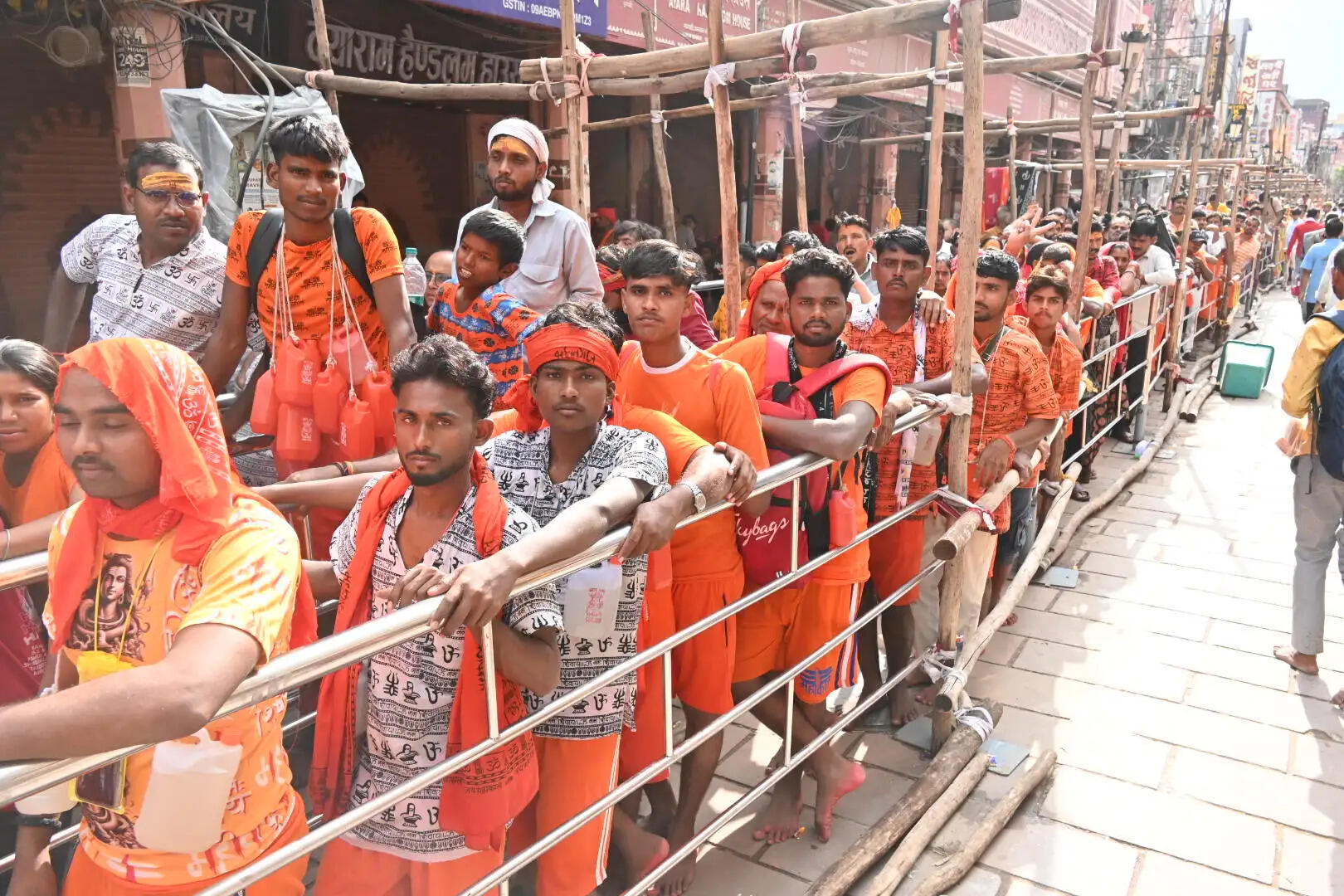 सावन के पहले सोमवार को यादव बंधुओं ने किया काशी विश्वनाथ में जलाभिषेक