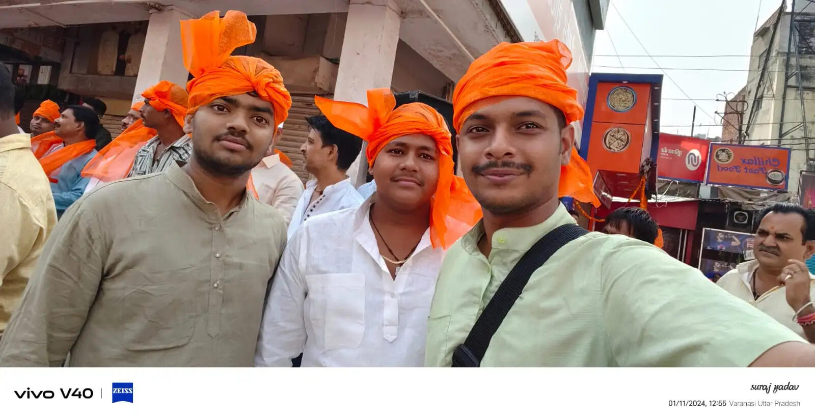 काशी में निकली 8 किमी लंबी गोवर्धन पूजा शोभायात्रा, मथुरा, वृंदावन की झांकियों ने मोहा मन