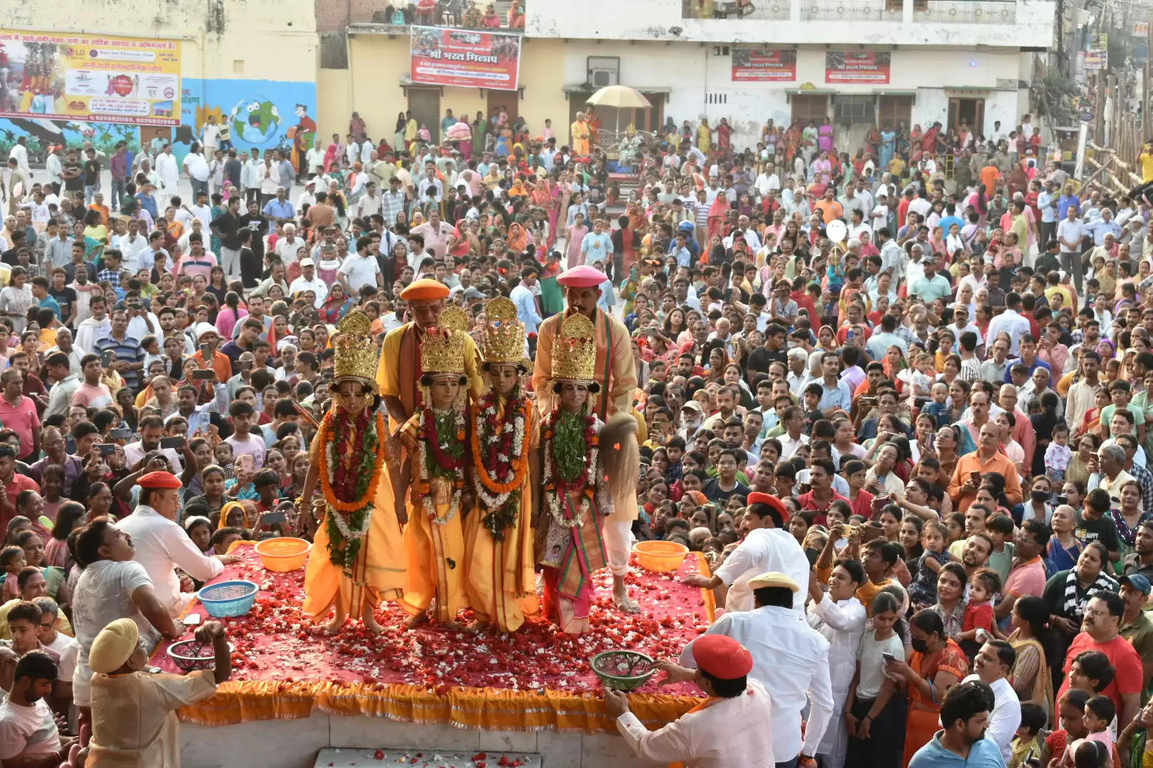 नाटी इमली के ऐतिहासिक मैदान में दूसरे दिन भी हुआ चारों भाइयों का मिलन, 527 वर्षों की परंपरा का साक्षी है मौनी बाबा आश्रम का भरत मिलाप