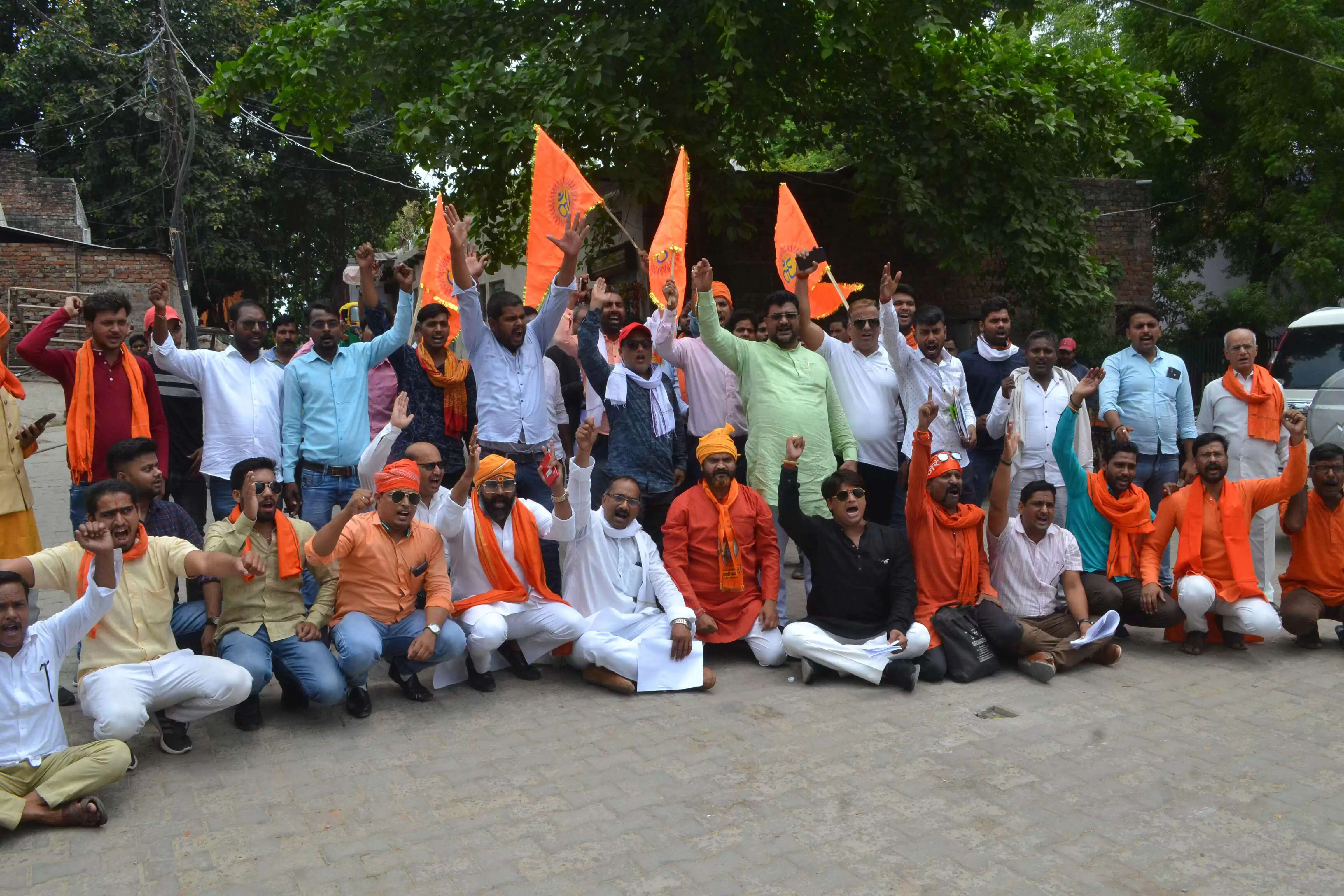 Vishwa Hindu Parishad and Bajrang Dal recited Hanuman Chalisa at Shastri Ghat