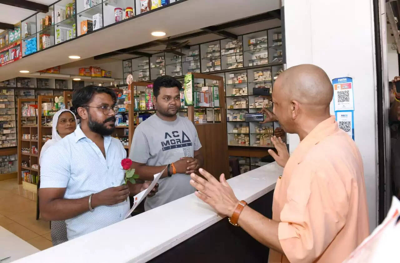 पैदल चल व्यापारियों व ग्राहकों से मिले सीएम, कहा-जीएसटी सुधार पर जताएं मोदी सरकार का आभार