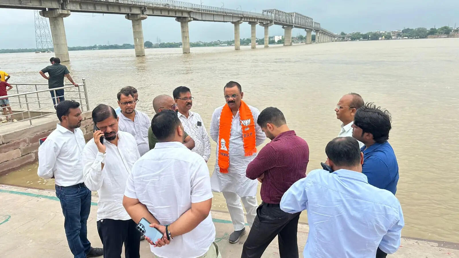 वरुणा किनारे सीवर बैक-फ्लो रोकने के लिए बनेंगे ‘फ्लड पिलर’, जलजमाव पर अफसरों की तय होगी जवाबदेही