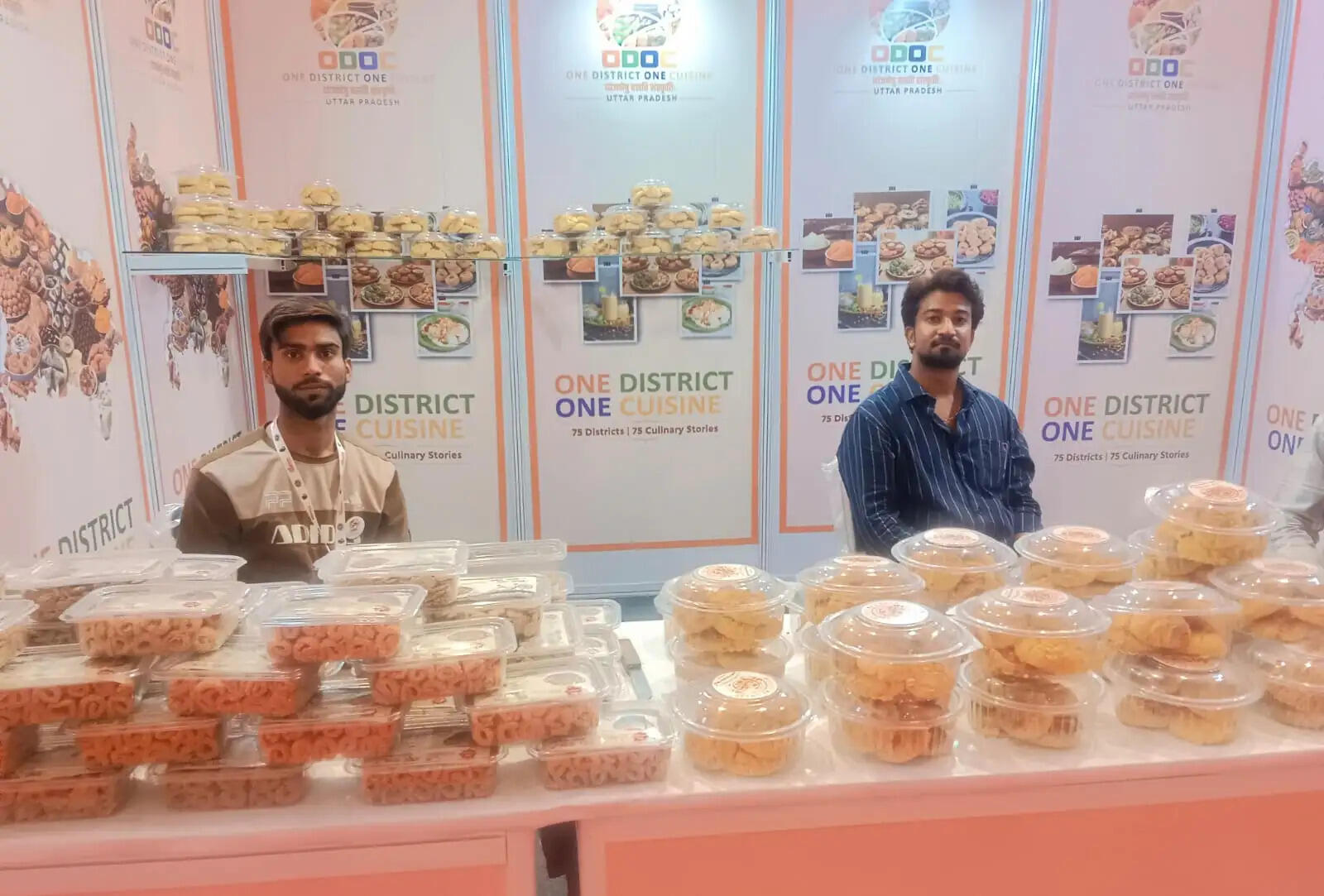 योगी सरकार ने लॉन्च किया ‘वन डिस्ट्रिक्ट वन कुज़ीन’ का आधिकारिक पोर्टल  75 जिलों के पारंपरिक स्वाद को मिलेगा वैश्विक मंच, पाक विरासत को पर्यटन, उद्यमिता और रोजगार से जोड़ने की पहल  ग्रेटर नोएडा, 25 सितंबर। उत्तर प्रदेश की समृद्ध पाक विरासत को देश-दुनिया तक पहुंचाने और स्थानीय स्वाद को वैश्विक पहचान दिलाने की दिशा में योगी सरकार ने एक और महत्वपूर्ण पहल की है। ‘वन डिस्ट्रिक्ट वन कुज़ीन’ (ODOC) के आधिकारिक डिजिटल पोर्टल www.odoc-up.in का शुभारंभ किया गया। यह पोर्टल प्रदेश के सभी 75 जनपदों की विशिष्ट पाक परंपराओं, स्थानीय व्यंजनों, खाद्य उत्पादों और इससे जुड़े उद्यमियों को एक साझा डिजिटल मंच उपलब्ध कराएगा।  योगी सरकार की ‘स्थानीय से वैश्विक’ की सोच के अनुरूप तैयार किए गए इस प्लेटफॉर्म का उद्देश्य उत्तर प्रदेश की खान-पान की विविधता को केवल सांस्कृतिक पहचान तक सीमित न रखते हुए उसे पर्यटन, उद्यमिता, रोजगार, खाद्य प्रसंस्करण, ब्रांडिंग और बाजार विस्तार से जोड़ना है। इससे प्रदेश के स्थानीय खाद्य उद्यमियों, फूड वेंडर्स, खाद्य प्रसंस्करण इकाइयों और निर्यातकों को नए बाजारों तक पहुंच बनाने में मदद मिलेगी।  ओडीओपी की सफलता के बाद पाक विरासत को नई पहचान  योगी सरकार की महत्वाकांक्षी वन डिस्ट्रिक्ट वन प्रोडक्ट (ODOP) पहल ने प्रदेश के स्थानीय उत्पादों को देश और दुनिया में पहचान दिलाने में महत्वपूर्ण भूमिका निभाई है। इसी अनुभव को आगे बढ़ाते हुए ओडीओसी के माध्यम से अब प्रदेश की पारंपरिक पाक विरासत को भी व्यवस्थित पहचान और बाजार उपलब्ध कराने का प्रयास किया जा रहा है।  उत्तर प्रदेश में हर क्षेत्र की अपनी विशिष्ट खान-पान परंपरा है। ब्रज, अवध, बुंदेलखंड, पूर्वांचल, रुहेलखंड और पश्चिमी उत्तर प्रदेश की पाक विविधता प्रदेश की सांस्कृतिक समृद्धि को दर्शाती है। ओडीओसी इन स्थानीय स्वादों को डिजिटल माध्यम से व्यापक दर्शक वर्ग तक पहुंचाने का काम करेगा।  75 जिलों के स्वाद की बनेगी डिजिटल पहचान  ओडीओसी पोर्टल पर प्रदेश के विभिन्न जनपदों की विशिष्ट पाक परंपराओं और व्यंजनों से संबंधित जानकारी उपलब्ध कराई गई है। नागरिकों के साथ-साथ देश-विदेश से आने वाले पर्यटक, खाद्य प्रेमी, खरीदार और कारोबारी भी इस मंच के माध्यम से उत्तर प्रदेश के अलग-अलग क्षेत्रों के पारंपरिक स्वाद से परिचित हो सकेंगे।  पोर्टल पर डिस्ट्रिक्ट कुज़ीन, स्टेकहोल्डर डायरेक्टरी, स्कीम्स एंड पॉलिसीज, इवेंट्स, गैलरी, वीडियो, सक्सेस स्टोरीज, प्रोडक्ट वीडियो और प्रोडक्ट डीएसआर जैसे विभिन्न सेक्शन उपलब्ध हैं। इसके माध्यम से ओडीओसी से जुड़े उद्यमियों और अन्य हितधारकों को एकीकृत डिजिटल मंच प्रदान किया गया है।  स्थानीय स्वाद से वैश्विक बाजार तक  योगी सरकार का जोर प्रदेश की पारंपरिक क्षमताओं को आधुनिक बाजार की जरूरतों से जोड़ने पर है। इसी क्रम में ओडीओसी के तहत पारंपरिक व्यंजनों और खाद्य उत्पादों के ब्रांडिंग, पैकेजिंग, गुणवत्ता, मूल्यवर्धन और बाजार विस्तार पर ध्यान दिया जा रहा है।  पाक विरासत को आर्थिक गतिविधियों से जोड़ने से स्थानीय स्तर पर खाद्य उद्यमिता को बढ़ावा मिलने के साथ रोजगार के नए अवसर भी सृजित होने की संभावना है। वहीं पर्यटकों के लिए भी स्थानीय व्यंजन प्रदेश के पर्यटन अनुभव का महत्वपूर्ण हिस्सा बन सकते हैं।  संस्कृति, पर्यटन और कारोबार का संगम  उत्तर प्रदेश की पाक परंपरा यहां के इतिहास, संस्कृति, कृषि, स्थानीय संसाधनों और सामाजिक परंपराओं से गहराई से जुड़ी है। ओडीओसी इसी विरासत को आधुनिक डिजिटल प्लेटफॉर्म के माध्यम से नई पीढ़ी और वैश्विक दर्शकों तक पहुंचाने का प्रयास है।  पोर्टल पर उपलब्ध सफलता की कहानियां, उत्पाद संबंधी वीडियो और विभिन्न गतिविधियों की जानकारी स्थानीय खाद्य उद्यमियों को प्रेरित करने के साथ संभावित खरीदारों और निवेशकों के लिए भी उपयोगी साबित हो सकती है।  डिजिटल प्लेटफॉर्म से एक मंच पर आएगी जानकारी  www.odoc-up.in को उत्तर प्रदेश की पाक विरासत के लिए एकीकृत डिजिटल मंच के रूप में विकसित किया गया है। पोर्टल पर ओडीओसी से संबंधित जानकारी, गतिविधियां, कार्यक्रम, सफलता की कहानियां और अन्य संसाधन एक ही स्थान पर उपलब्ध होंगे।  योगी सरकार की यह पहल उत्तर प्रदेश के स्थानीय स्वाद, पारंपरिक ज्ञान और खाद्य उद्यमिता को वैश्विक बाजार से जोड़ने की दिशा में महत्वपूर्ण कदम है। ओडीओपी के बाद ओडीओसी के माध्यम से अब प्रदेश के उत्पादों के साथ-साथ उसके स्वाद की भी ब्रांडिंग करने की कोशिश की जा रही है।
