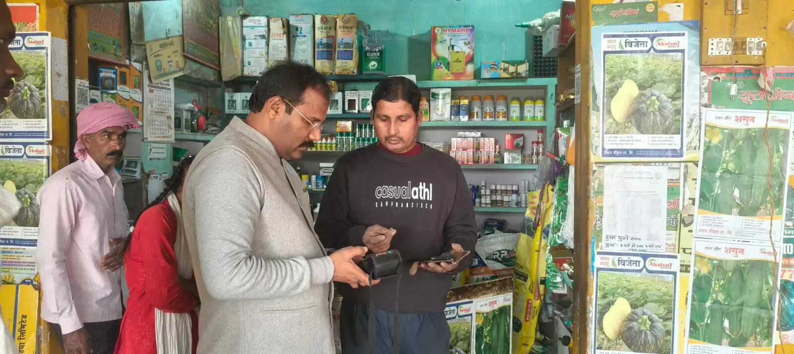 किसानों को उचित मूल्य पर उर्वरक उपलब्ध कराने, कालाबाजारी रोकने और उर्वरकों की गुणवत्ता बनाए रखने के उद्देश्य से जनपद में मंगलवार को व्यापक छापेमारी अभियान चलाया गया। शासन के निर्देश पर जिलाधिकारी सत्येंद्र कुमार के आदेश और मुख्य विकास अधिकारी प्रखर कुमार सिंह के नेतृत्व में उर्वरक निरीक्षकों एवं विभिन्न विभागों के अधिकारियों की संयुक्त टीमें गठित कर यह कार्रवाई की गई।