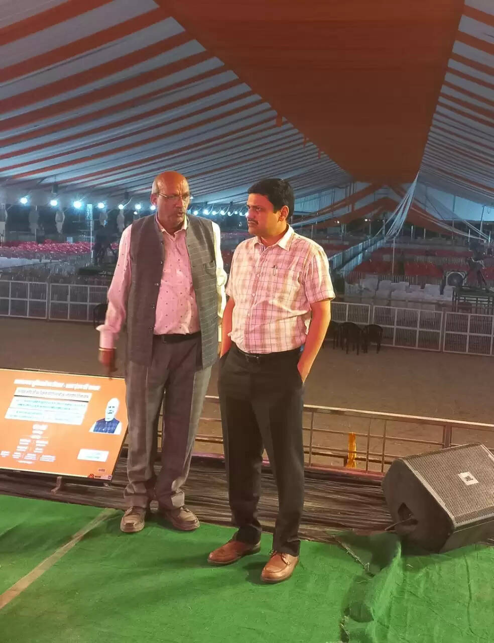 मेहंदीगंज पहुंचे मंडलायुक्त कौशल राज शर्मा, पीएम के जनसभा स्थल की देखी व्यवस्थाएं, अधिकारियों को किया अलर्ट