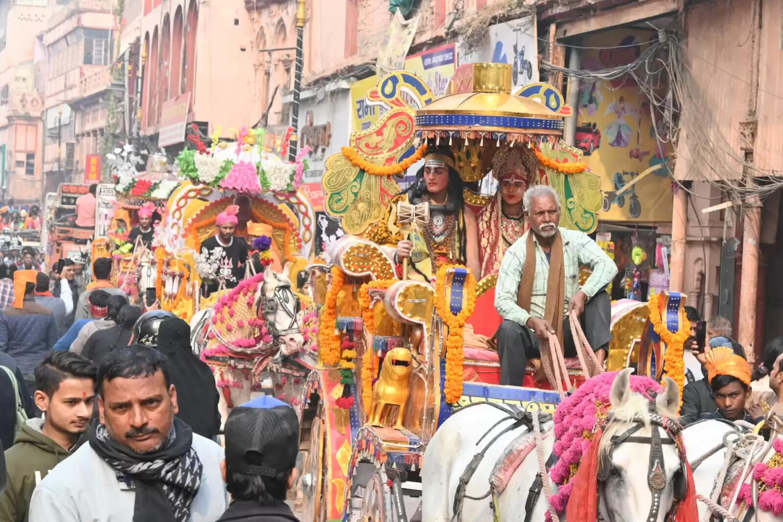 श्री काशी विश्वनाथ धाम की चौथी वर्षगांठ के अवसर पर शिव बारात समिति की ओर से शनिवार को भव्य शोभायात्रा का आयोजन किया गया। शोभायात्रा मैदागिन से प्रारंभ होकर दशाश्वमेध घाट तक निकाली गई, जिसमें शिवभक्तों की भारी भीड़ उमड़ी। डमरू-नगाड़ों की गूंज, हर-हर महादेव के जयघोष और आकर्षक झांकियों ने पूरे मार्ग को भक्तिमय वातावरण से सराबोर कर दिया।