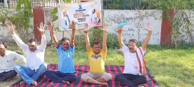 Workers did yoga with BJP Kashi region president on International Yoga Day&nbsp;