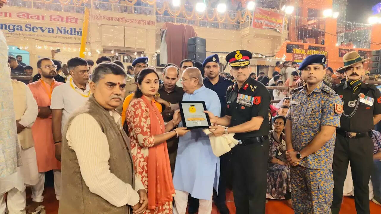 ऑपरेशन सिंदूर को समर्पित रही मां गंगा की महाआरती, 51 हजार दीपों की आभा से जगमगाया दशाश्वमेध घाट, आध्यात्म और राष्ट्रभक्ति का दिखा संगम