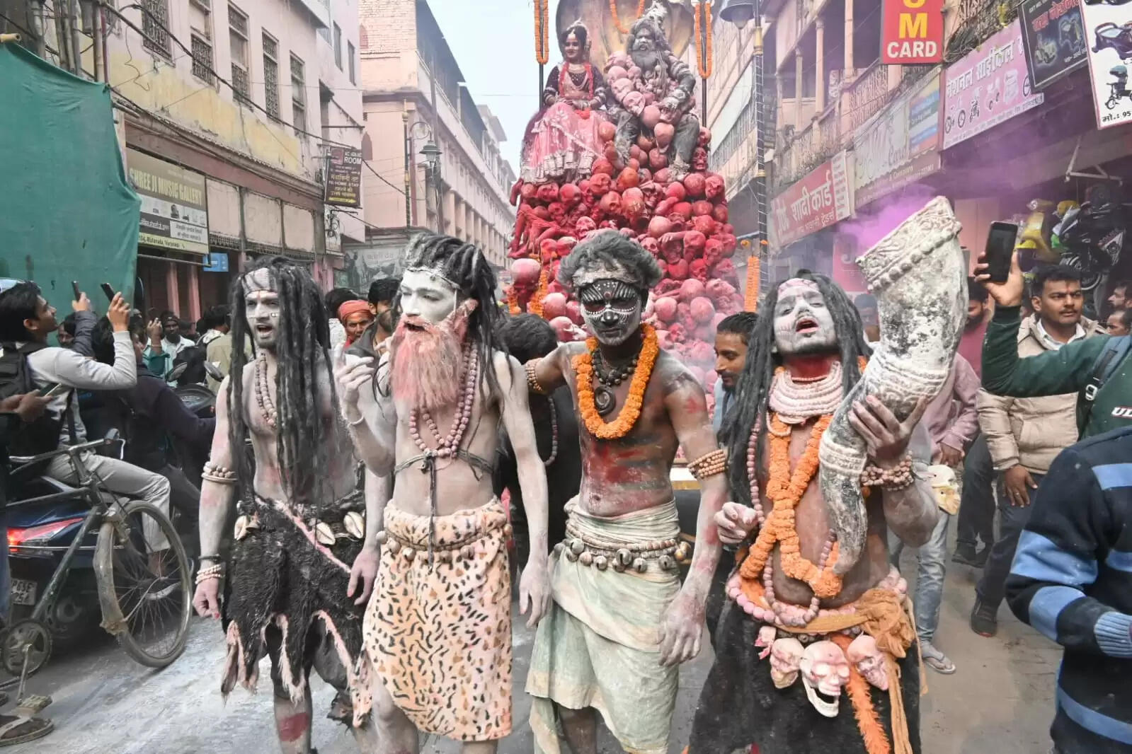 श्री काशी विश्वनाथ धाम की चौथी वर्षगांठ के अवसर पर शिव बारात समिति की ओर से शनिवार को भव्य शोभायात्रा का आयोजन किया गया। शोभायात्रा मैदागिन से प्रारंभ होकर दशाश्वमेध घाट तक निकाली गई, जिसमें शिवभक्तों की भारी भीड़ उमड़ी। डमरू-नगाड़ों की गूंज, हर-हर महादेव के जयघोष और आकर्षक झांकियों ने पूरे मार्ग को भक्तिमय वातावरण से सराबोर कर दिया।