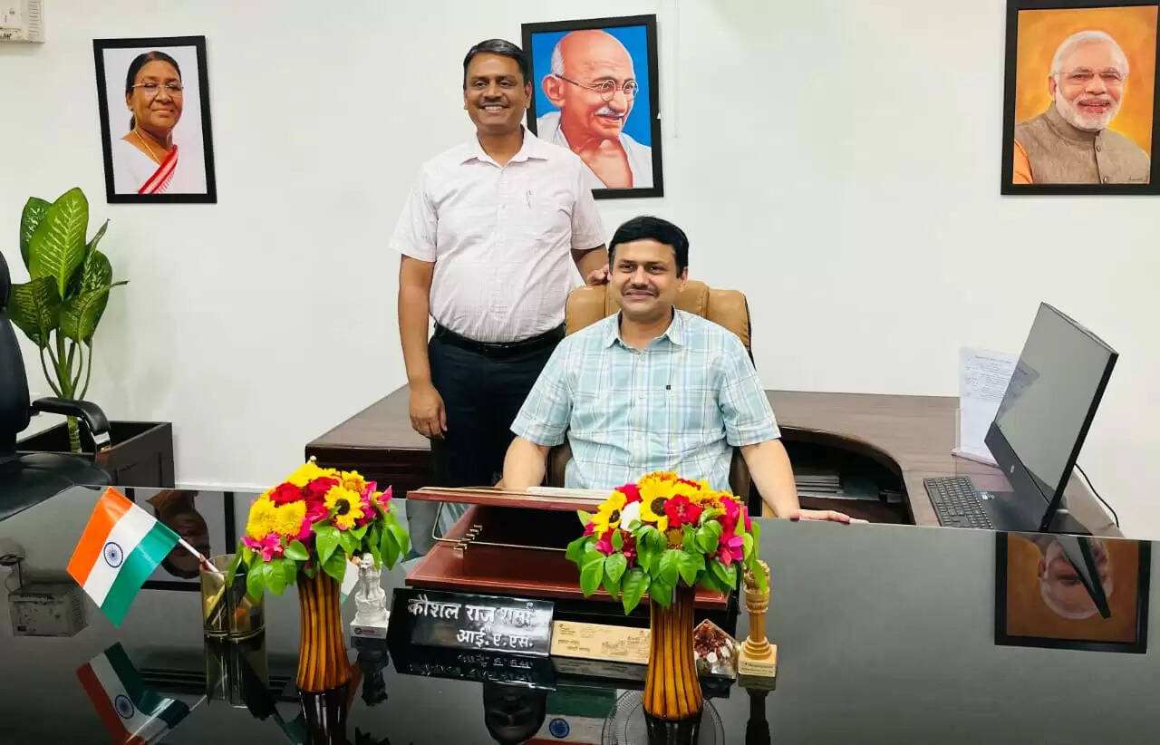 कौशलराज शर्मा ने नए मंडलायुक्त एस राजलिंगम को सौंपी कुर्सी, ग्रहण कराया कार्यभार, खुद संभालेंगे सीएम के सचिव की जिम्मेदारी