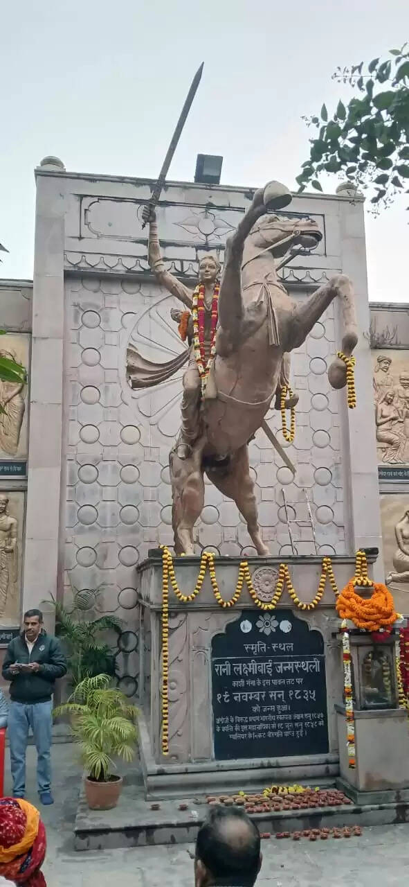 वाराणसी। भदैनी स्थित वीरांगना महारानी लक्ष्मीबाई की जन्मस्थली पर रविवार की शाम “एक शाम वीरांगना के नाम” कार्यक्रम का भव्य आयोजन किया गया। यह आयोजन अंतरराष्ट्रीय घाट वॉक विश्वविद्यालय और जागृति फाउंडेशन के संयुक्त तत्वावधान में किया गया, जिसमें बड़ी संख्या में शहर के प्रबुद्ध नागरिक, इतिहास प्रेमी और स्थानीय लोग शामिल हुए।