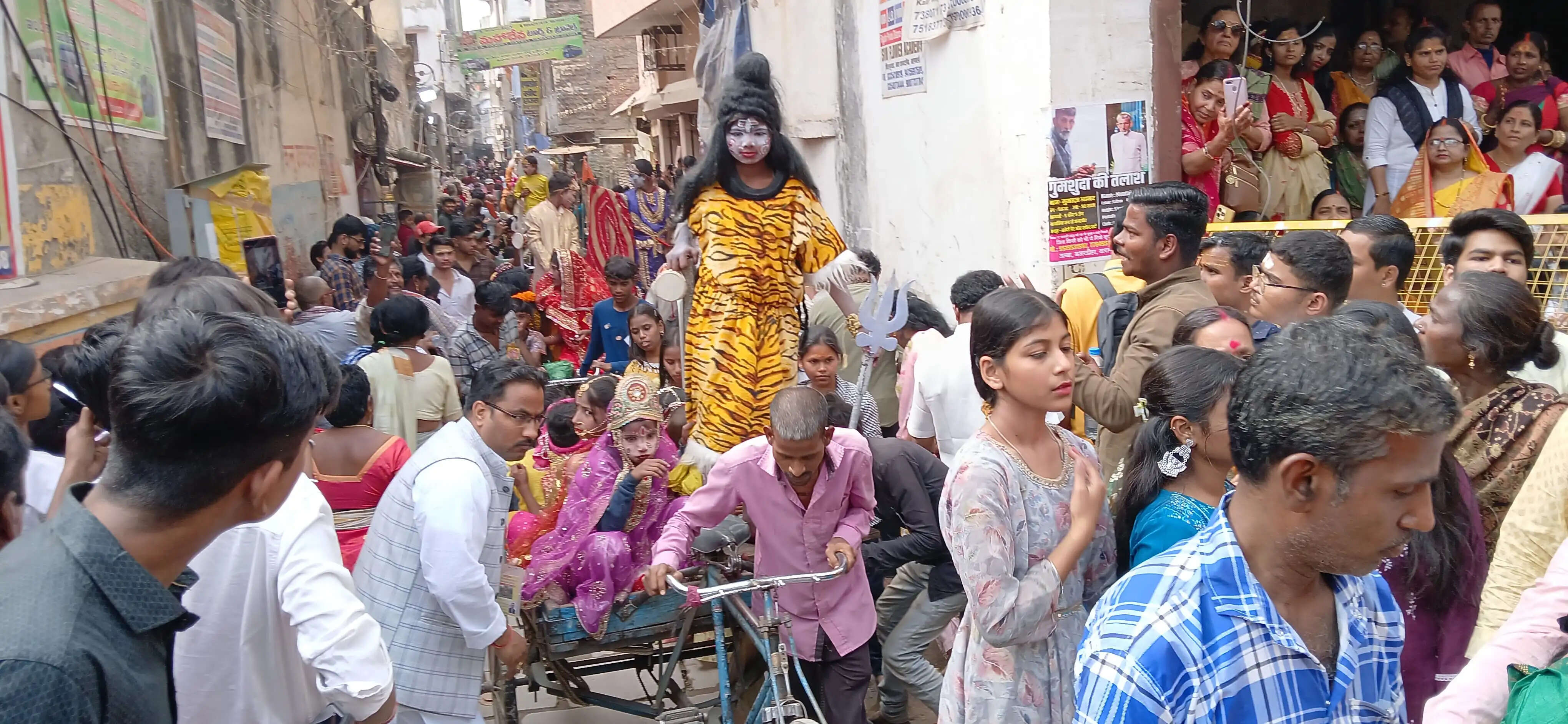 शिव बारात के समापन पर प्रसाद वितरण