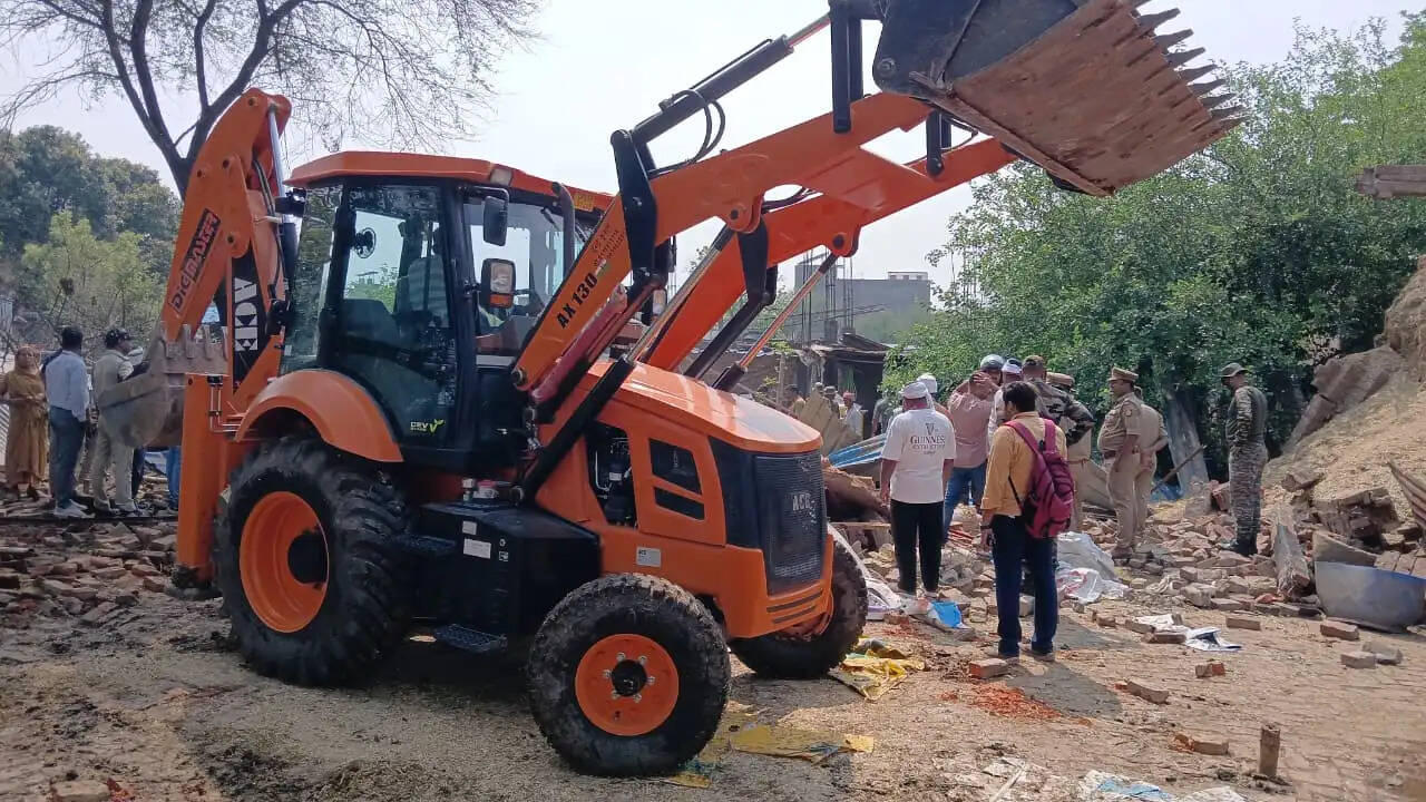 अवलेशपुर में गरजा बुलडोजर, अतिक्रमण हटाने पहुंची टीम तो महिलाओं ने मिठाई-पानी देकर जताया विरोध
