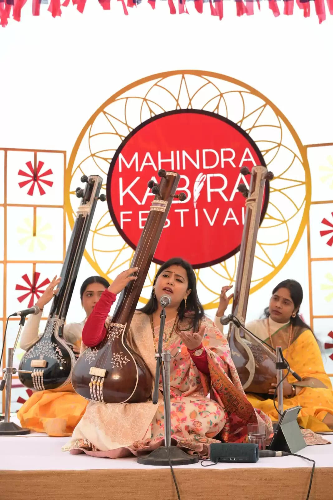 वाराणसी। महिंद्रा कबीरा फ़ेस्टिवल के भव्य उद्घाटन के बाद 20 दिसंबर को इसका दूसरा दिन भी यादगार रहा। इस दिन कबीर के जीवन, दर्शन और काव्य को समर्पित कार्यक्रमों के माध्यम से संगीत, विचार और भक्ति का सुंदर संगम देखने को मिला। शहर के ऐतिहासिक स्थल गुलेरिया कोठी और शिवाला घाट कबीर की वाणी से गूंज उठे।