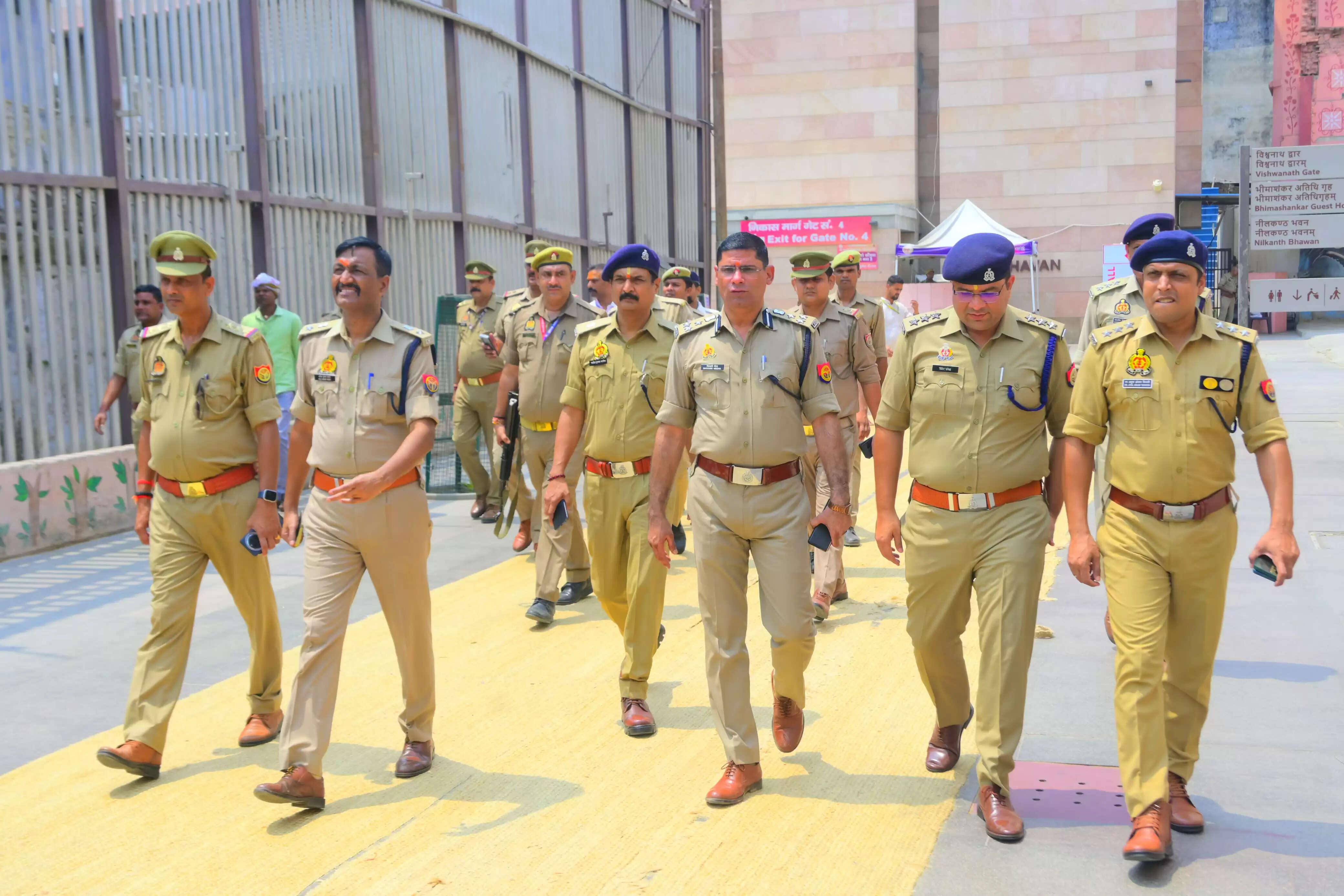 वाराणसी में मुख्यमंत्री के आगमन से पहले सुरक्षा व्यवस्था का निरीक्षण