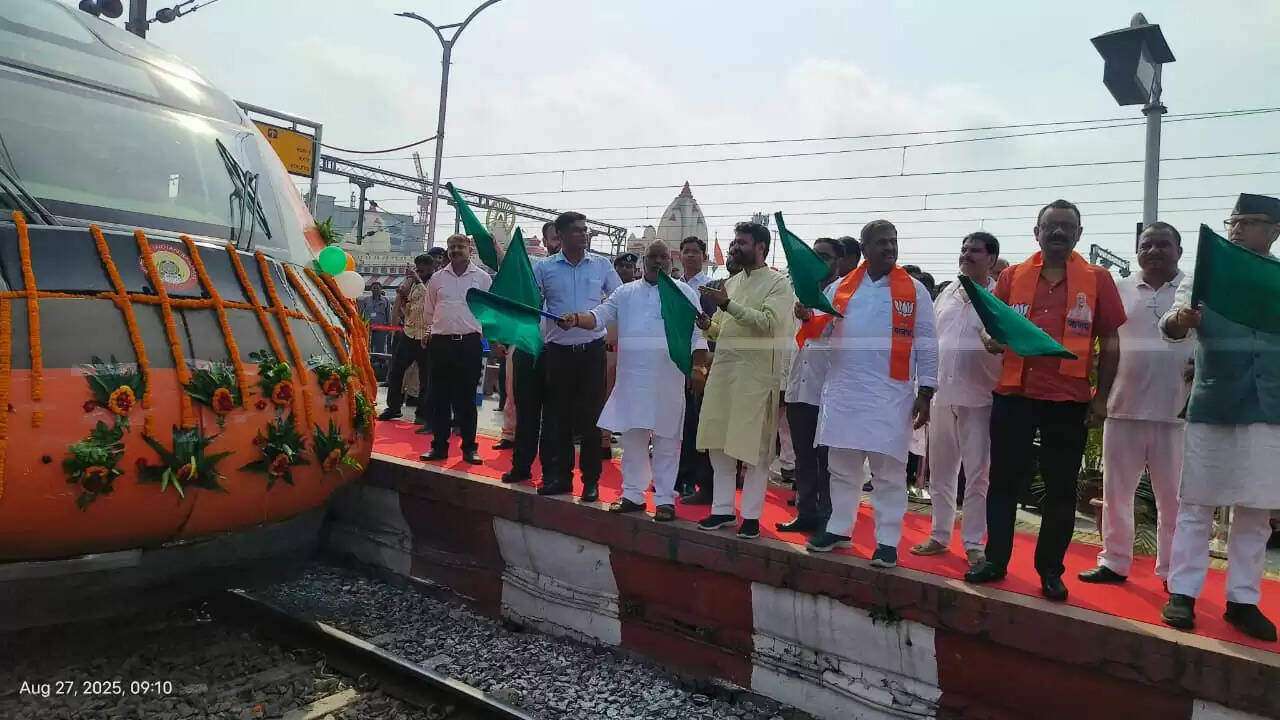 काशी में धूमधाम से मनाई जा रही गणेश चतुर्थी, बड़ा गणेश मंदिर में उमड़ा भक्तों का सैलाब