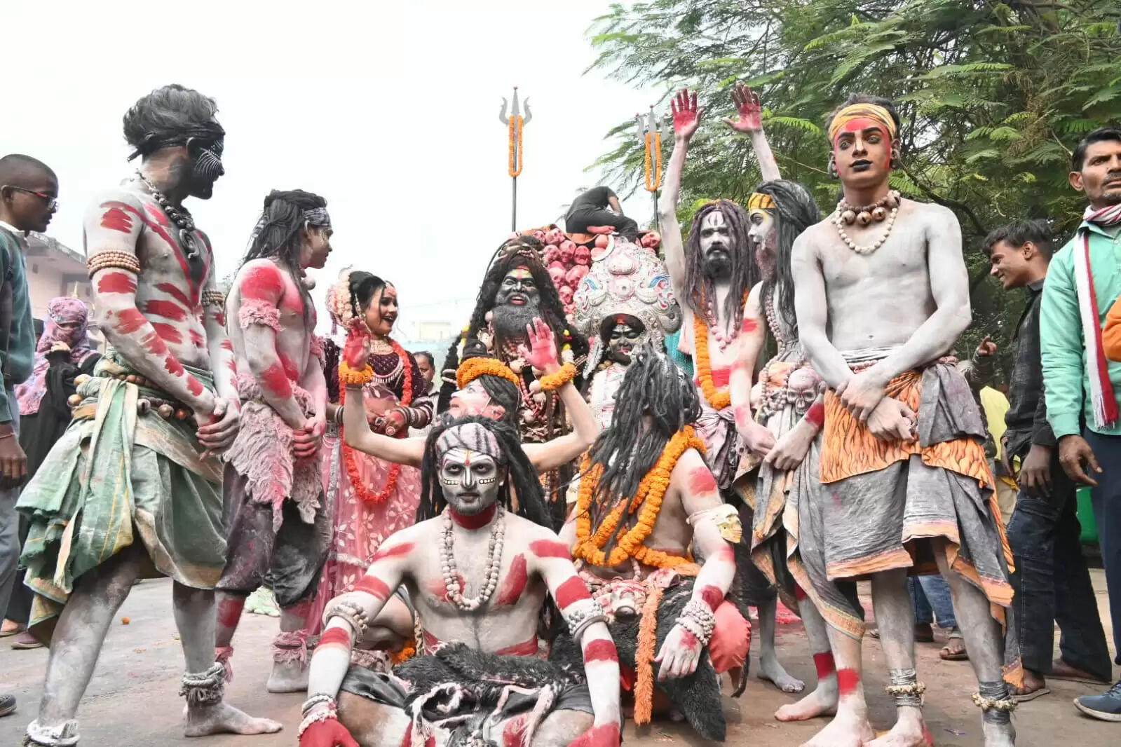 श्री काशी विश्वनाथ धाम की चौथी वर्षगांठ के अवसर पर शिव बारात समिति की ओर से शनिवार को भव्य शोभायात्रा का आयोजन किया गया। शोभायात्रा मैदागिन से प्रारंभ होकर दशाश्वमेध घाट तक निकाली गई, जिसमें शिवभक्तों की भारी भीड़ उमड़ी। डमरू-नगाड़ों की गूंज, हर-हर महादेव के जयघोष और आकर्षक झांकियों ने पूरे मार्ग को भक्तिमय वातावरण से सराबोर कर दिया।