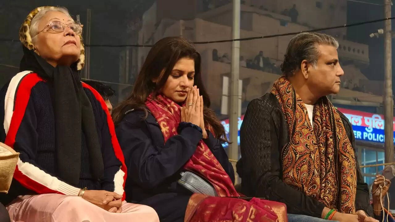 8-वाराणसी के मलदहिया स्थित शिर्डी साईं बाबा मंदिर का 14वां स्थापना दिवस श्रद्धा और भक्ति के साथ मनाया गया। इस अवसर पर भव्य पालकी शोभायात्रा निकाली गई, जिसमें बड़ी संख्या में श्रद्धालु शामिल हुए। मंदिर परिसर को आकर्षक सजावट से सजाया गया और पूरे दिन बाबा के दर्शन के लिए भीड़ उमड़ी। कार्यक्रम का समापन आरती और खिचड़ी प्रसाद वितरण के साथ हुआ।