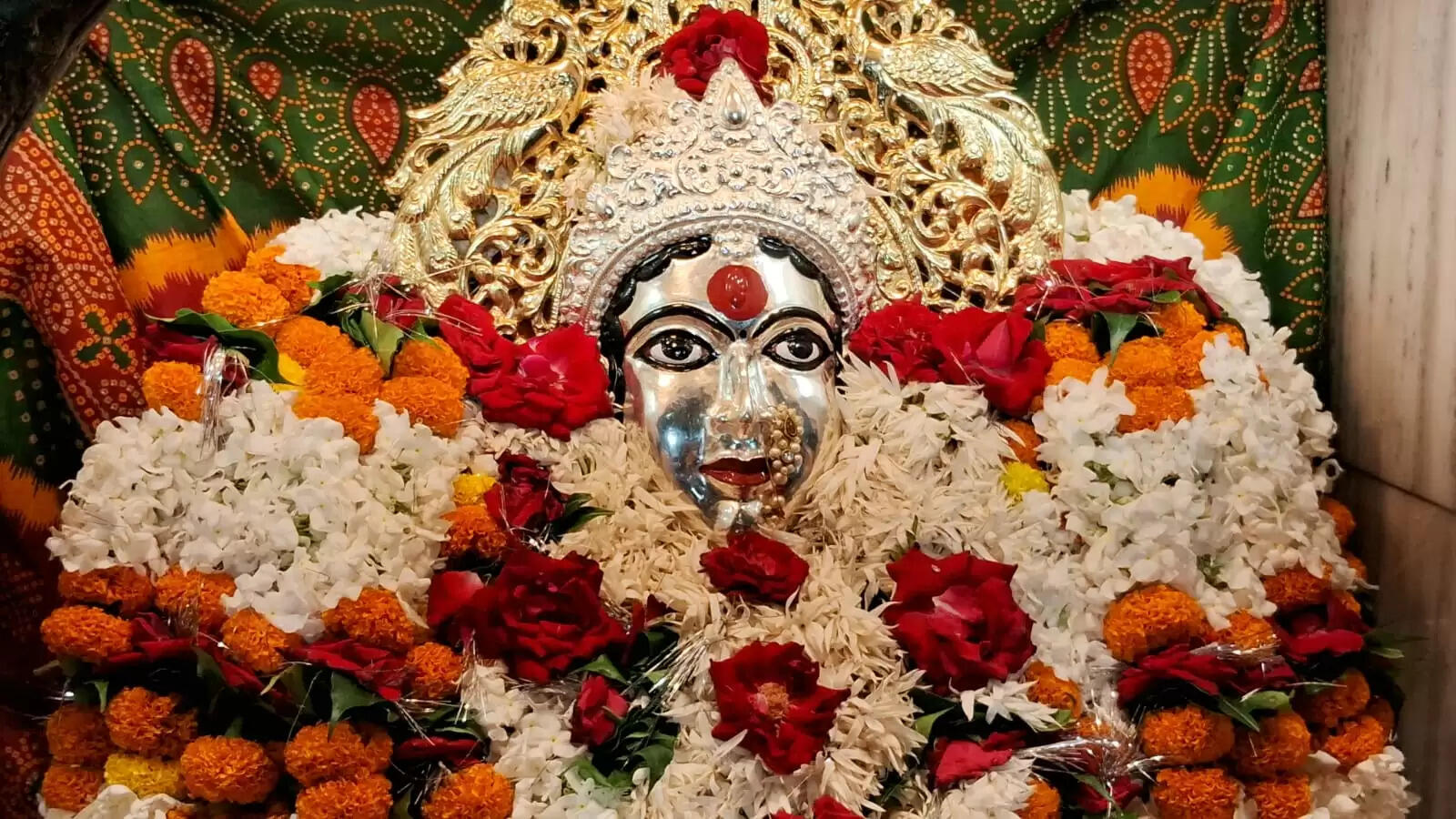 शारदीय नवरात्र का दूसरा दिन – काशी में माँ ब्रह्मचारिणी की भक्ति का उमड़ा सैलाब