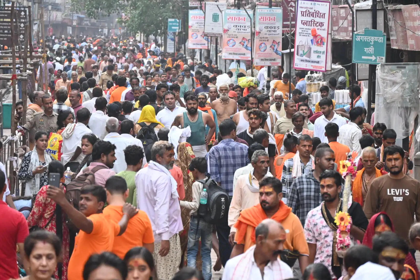 वाराणसी। कोतवाली थाना अंतर्गत मैदागिन क्षेत्र में सावन के दिन डीजे पर समाजवादी पार्टी का गाना लगाकर जमकर नाचे लोग