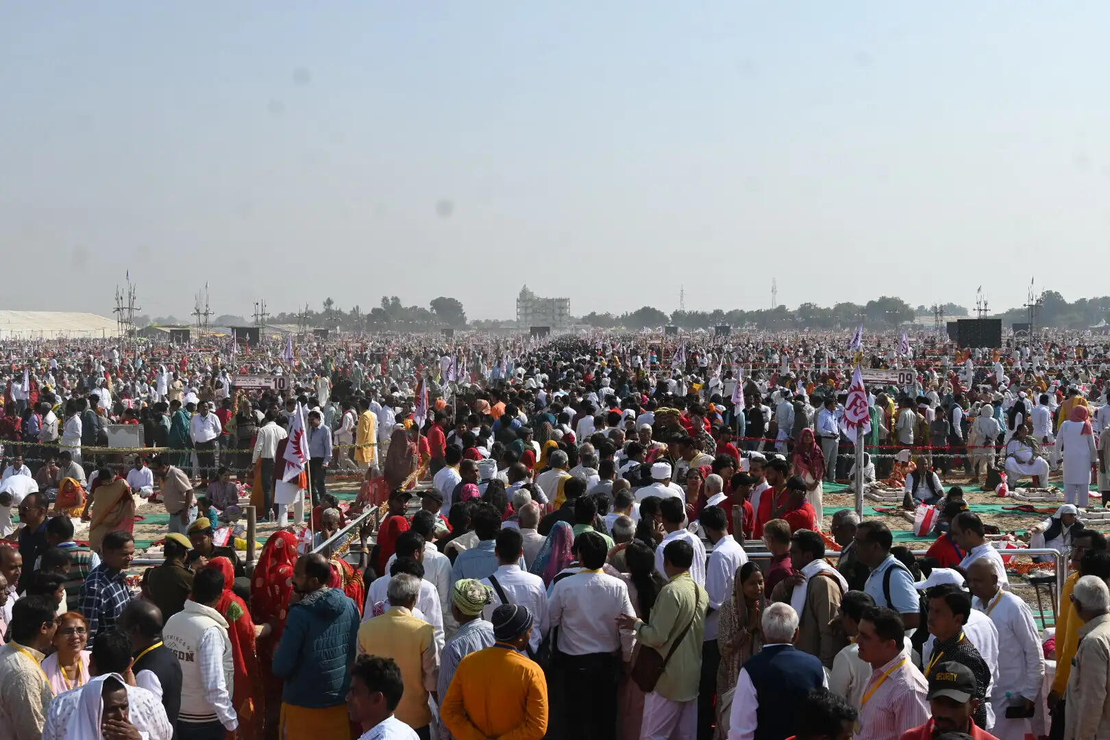 स्वर्वेद महामंदिर में सीएम योगी ने किया यज्ञ और गुरुकुल का उद्घाटन
