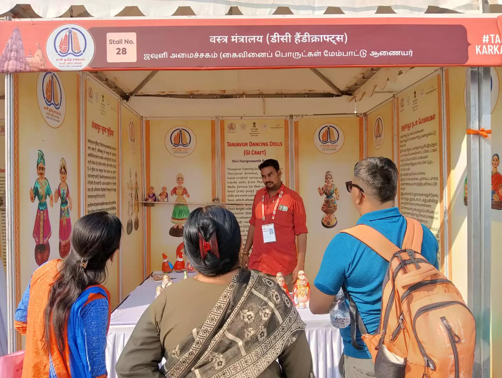 काशी तमिल संगमम् 4.0 में थंजावुर की पारंपरिक ‘थलैयाट्टी बोम्मई’ कला ने मोहा मन