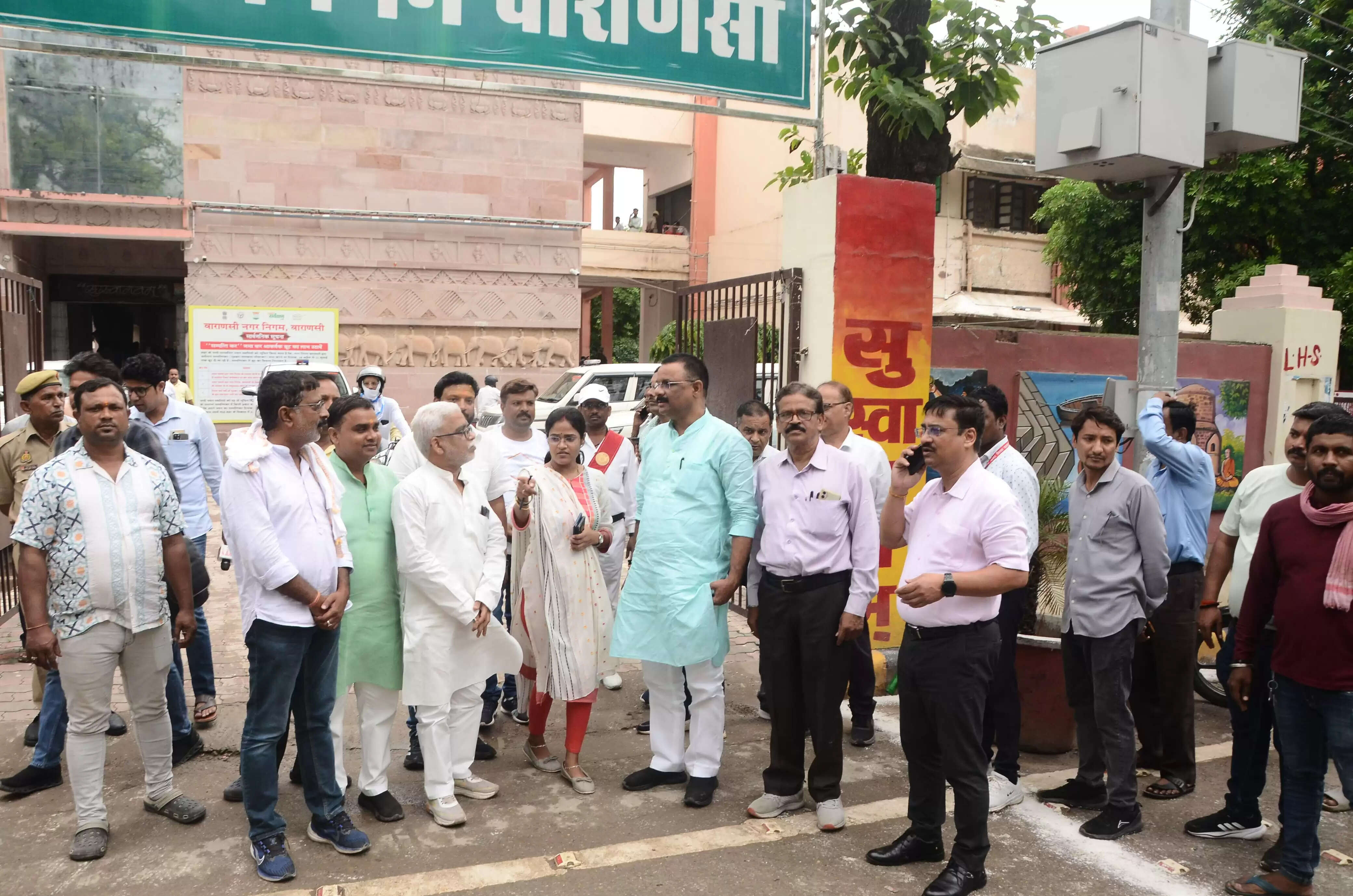 वाराणसी नगर निगम ने शहर की सफाई व्यवस्था को और अधिक सुदृढ़ करने की दिशा में एक और महत्वपूर्ण कदम उठाया है। आज दिनांक 16 जुलाई को माननीय महापौर श्री अशोक कुमार तिवारी ने 7 नई ट्रैक्टर-ट्रॉली और 36 डीपी कंटेनर को हरी झंडी दिखाकर शहरवासियों को समर्पित किया। इस अवसर पर महापौर ने कहा कि ये नए संसाधन कचरा संग्रहण और परिवहन की प्रक्रिया को और तेज करेंगे, जिससे शहर के हर कोने तक सफाई सेवाएं प्रभावी ढंग से पहुंच सकेंगी।