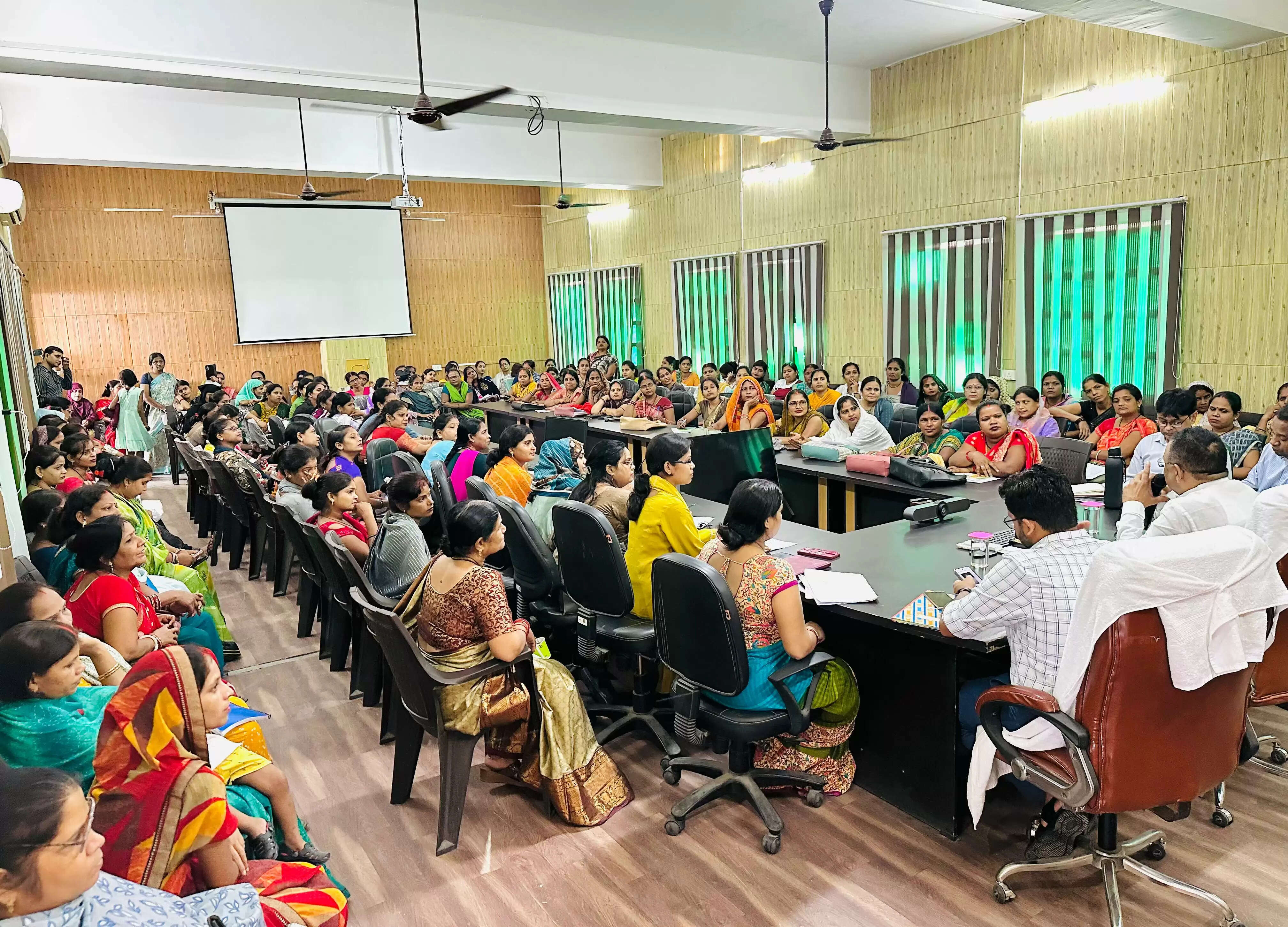 वाराणसी: ‘एक पेड़ माँ के नाम’ अभियान के तहत सावन में लगेंगे 20 हजार पेड़, महापौर ने की स्वयं सहायता समूह की महिलाओं के साथ बैठक