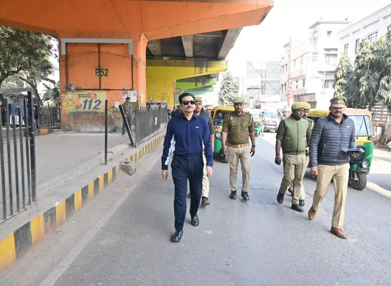 शहर में सुगम और सुरक्षित यातायात के लिए पुलिस आयुक्त का सड़क पर उतरना  वाराणसी। शहर में सुगम, सुरक्षित एवं सुव्यवस्थित यातायात व्यवस्था सुनिश्चित करने के उद्देश्य से पुलिस आयुक्त कमिश्नरेट मोहित अग्रवाल स्वयं सड़कों पर उतरे। दिनांक 15 जनवरी 2026 को उन्होंने शहर के प्रमुख मार्गों और चौराहों का भ्रमण कर यातायात की वास्तविक स्थिति का स्थलीय निरीक्षण किया और मौके पर ही आवश्यक सुधारात्मक निर्देश दिए।  प्रमुख क्षेत्रों का स्थलीय निरीक्षण  निरीक्षण के दौरान पुलिस आयुक्त ने नदेसर, अन्ध्रापुल, रोडवेज, इंग्लिशिया लाइन, लहरतारा सहित अन्य व्यस्त इलाकों का दौरा किया। इस दौरान यातायात के दबाव, जाम की स्थिति, पैदल यात्रियों की सुविधा तथा वाहनों की सुचारु आवाजाही का प्रत्यक्ष अवलोकन किया गया। जहां भी अव्यवस्थाएं नजर आईं, वहां तत्काल सुधार के निर्देश संबंधित अधिकारियों को दिए गए।  बिना नंबर प्लेट वाहनों पर सख्ती  पुलिस आयुक्त ने स्वयं बिना नंबर प्लेट के वाहनों की सघन चेकिंग की। उन्होंने स्पष्ट निर्देश दिए कि ऐसे वाहनों के विरुद्ध कड़ी वैधानिक कार्रवाई सुनिश्चित की जाए। इस कदम का उद्देश्य सड़क सुरक्षा को मजबूत करना, अपराध नियंत्रण में सहयोग करना तथा यातायात अनुशासन को सुदृढ़ बनाना है।  अतिक्रमण पर चेतावनी, भविष्य में कठोर कार्रवाई  निरीक्षण के दौरान सड़कों और सार्वजनिक मार्गों पर किए गए अतिक्रमण को यातायात बाधा का प्रमुख कारण बताया गया। दुकानों एवं व्यापारिक प्रतिष्ठानों को सख्त चेतावनी दी गई कि भविष्य में किसी भी प्रकार का अतिक्रमण पाए जाने पर कठोर कार्रवाई की जाएगी। पुलिस आयुक्त ने निर्देश दिया कि अतिक्रमण के विरुद्ध प्रभावी और निरंतर अभियान चलाया जाए।  यातायात एवं सिविल पुलिस का समन्वित अभियान  पुलिस आयुक्त ने यातायात पुलिस और सिविल पुलिस को आपसी समन्वय के साथ विशेष अभियान चलाने के निर्देश दिए। नियम उल्लंघन करने वालों, अवैध पार्किंग तथा नो-पार्किंग क्षेत्रों में खड़े वाहनों के विरुद्ध प्रभावी वैधानिक कार्रवाई सुनिश्चित करने को कहा गया, ताकि यातायात व्यवस्था निर्बाध बनी रहे।  नागरिकों की सुविधा सर्वोपरि  अंत में पुलिस आयुक्त ने स्पष्ट किया कि शहर में यातायात व्यवस्था को सुचारु, सुरक्षित एवं जनसुविधाजनक बनाना प्रशासन की प्राथमिकता है। इसके लिए नियमों का पालन अनिवार्य है और किसी भी प्रकार की लापरवाही या अव्यवस्था पर सख्त कार्रवाई की जाएगी। प्रशासन की इस पहल से नागरिकों को बेहतर और सुरक्षित यातायात सुविधा मिलने की उम्मीद है।