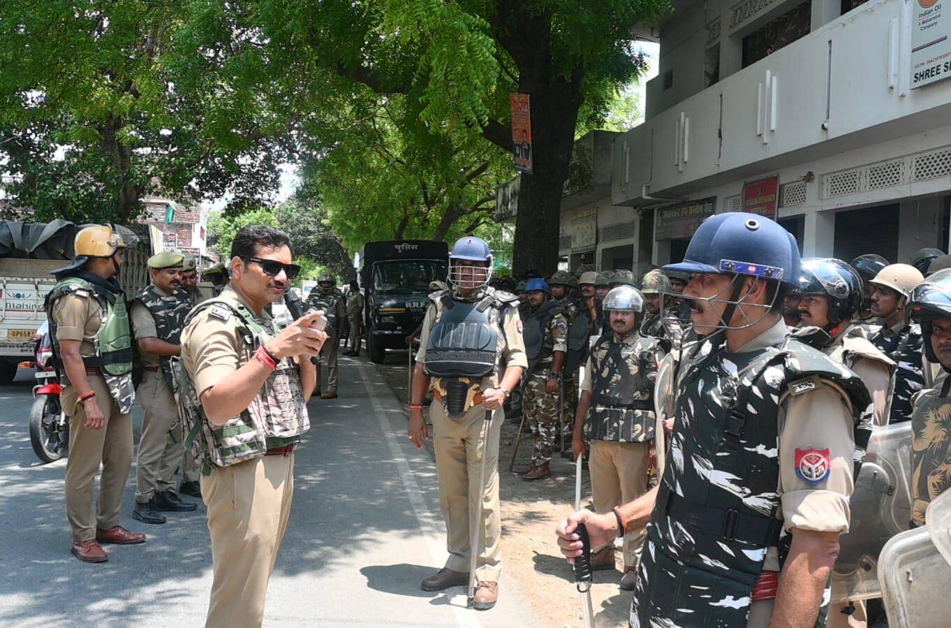 थाना फूलपुर क्षेत्र के घमहापुर में युवक की हत्या के बाद उत्पन्न तनावपूर्ण स्थिति को देखते हुए वाराणसी पुलिस पूरी तरह अलर्ट मोड में आ गई है। मामले की गंभीरता को देखते हुए पुलिस आयुक्त Mohit Agrawal ने मंगलवार को स्वयं मौके पर पहुंचकर क्षेत्र का भ्रमण और निरीक्षण किया। उन्होंने कानून-व्यवस्था की स्थिति का जायजा लेते हुए अधिकारियों और पुलिसकर्मियों को पूरी मुस्तैदी के साथ ड्यूटी करने के निर्देश दिए।