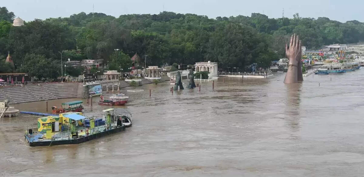 वाराणसी। पतितपावनी मां गंगा काशी में इस समय अपने रौद्र रूप में हैं। बनारस में गंगा का जलस्तर खतरे के निशान से ऊपर पहुंच चुका है। इसके चलते वरूणा भी उफान पर है। शहर के कई इलाके और गांव बाढ़ की चपेट में आ चुके हैं। सड़कें और गलियों में गाड़ी-मोटर की जगह नावें दौड़ रही हैं। वहीं हजारों लोग घर छोड़कर पलायन को विवश हो गए हैं। तस्वीरों में देखिये बनारस में बाढ़ के हालात.....।