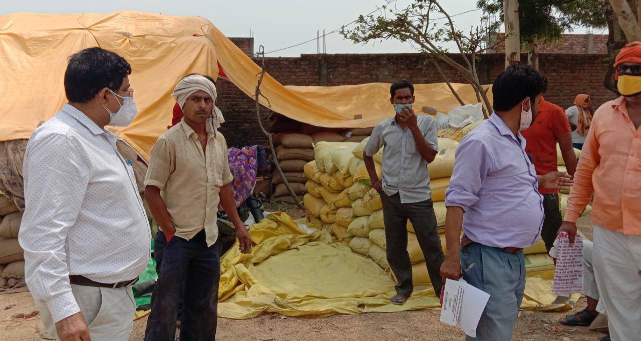 भदोही : कोरोना से जंग के बीच जिले का टाप गेहूं क्रय केन्द्र बना जंगीगंज