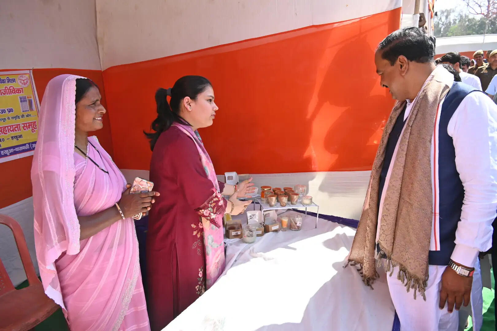 सरस मेले में पहुंचे डिप्टी सीएम केशव मौर्या