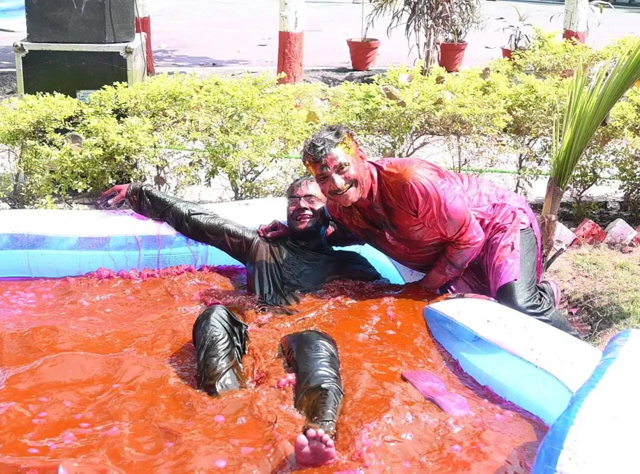 फागुन की मस्ती में डूबी काशी की गली-मुहल्लों में होली का ऐसा रंग चढ़ा कि पूरा शहर उल्लास से सराबोर नजर आया। सुबह होते ही तंग गलियों से लेकर चौक-चौराहों तक अबीर-गुलाल की उड़ती बौछारें और ढोल-मंजीरों की थाप गूंज उठी।