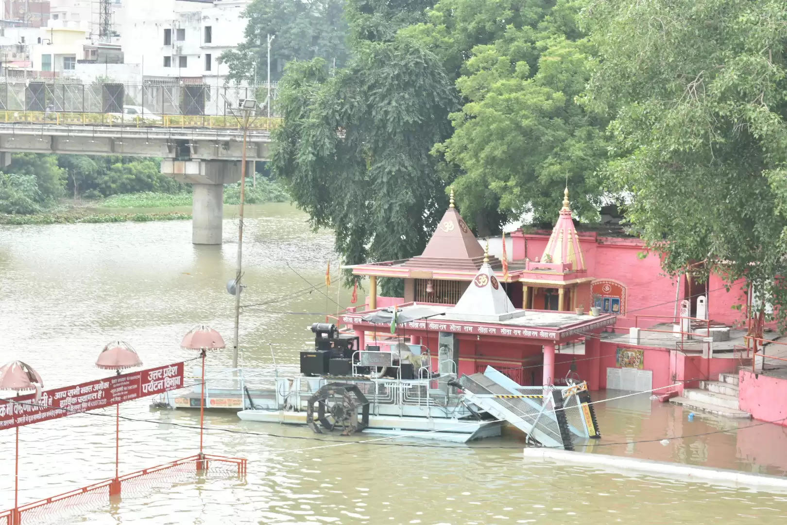 गंगा के साथ ही वरूणा में भी उफान, आसपास के मोहल्ले जलमग्न, लोग पलायन को मजबूर, तस्वीरों के देखिये हालात 