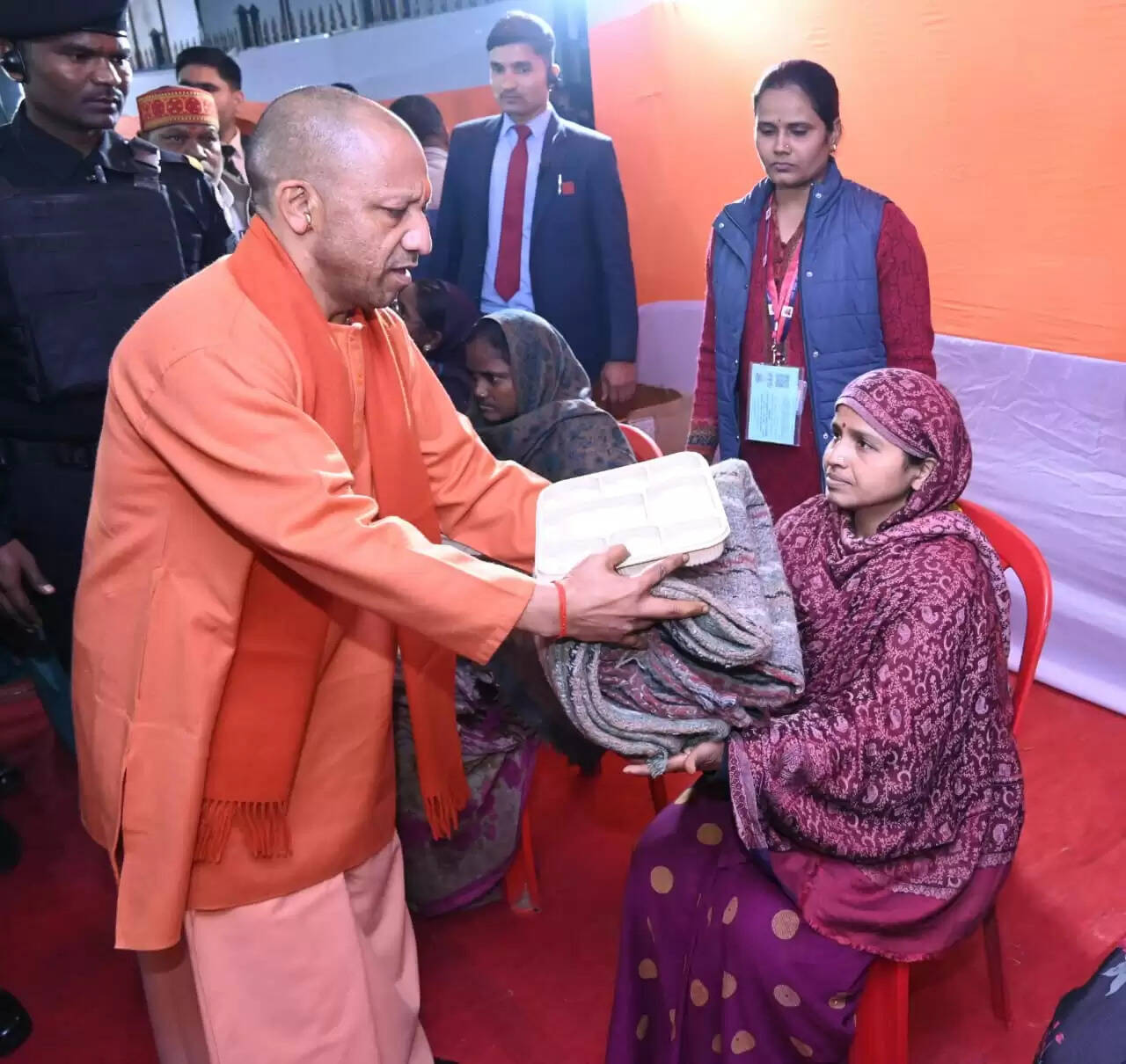 मुख्यमंत्री योगी आदित्यनाथ ने शनिवार की शाम श्री काशी विश्वनाथ और काशी कोतवाल कालभैरव का दर्शन-पूजन किया। सीएम ने बाबा विश्वनाथ का विधिविधान से पूजन-अर्चन और अभिषेक कर प्रदेशवासियों के कल्याण की कामना की। उन्होंने गरीबों में कंबल और भोजन का वितरण किया। उन्होंने अफसरों को निर्देशित किया कि काशी विश्वनाथ धाम में आने वाले श्रद्धालुओं को किसी प्रकार की असुविधा न होने पाए। रैनबसेरों में सर्दियों से बचाव के लिए बिस्तर और अलाव आदि की पर्याप्त व्यवस्था होनी चाहिए।&nbsp;