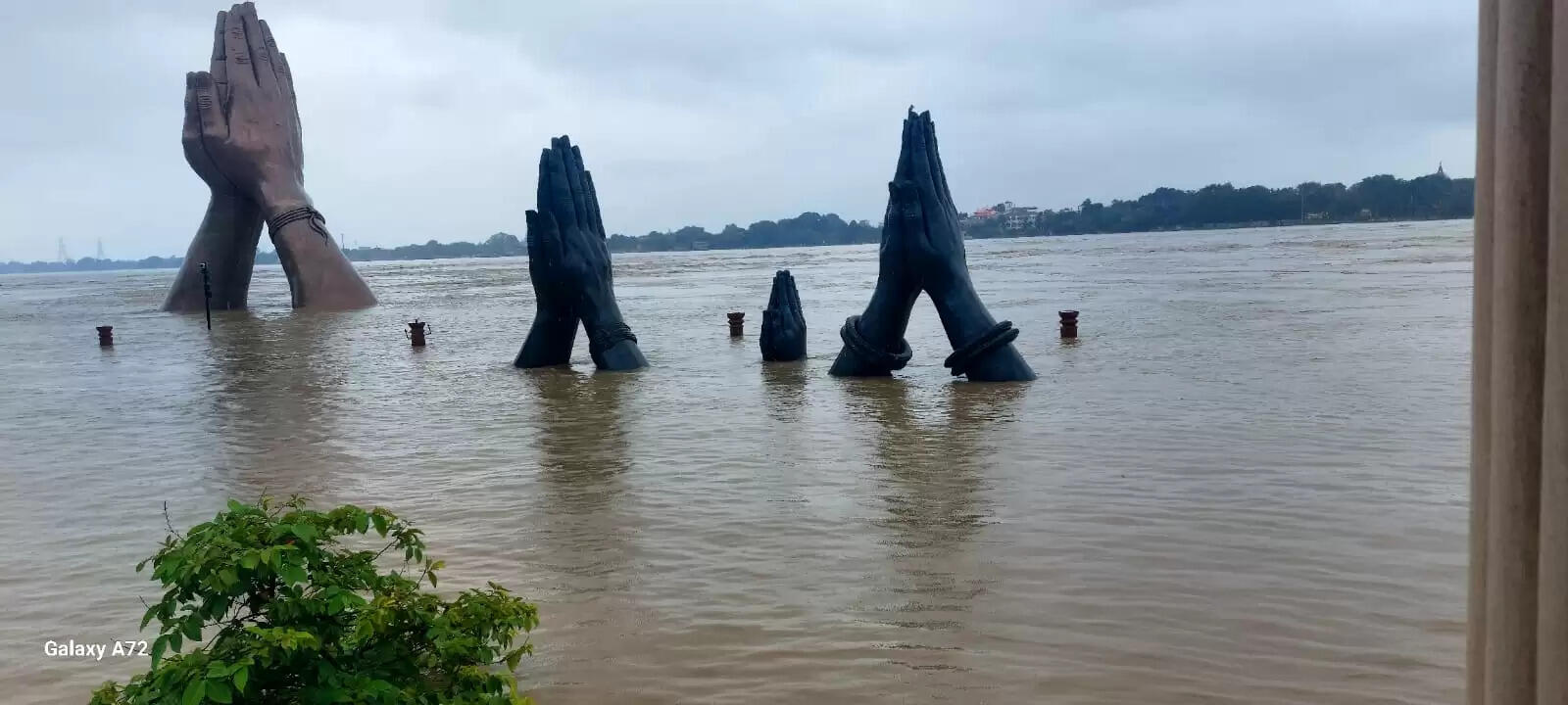 वाराणसी में खतरे के निशान से ऊपर गंगा, घरों में घुसा पानी, तटवर्ती इलाकों में मचा हाहाकार