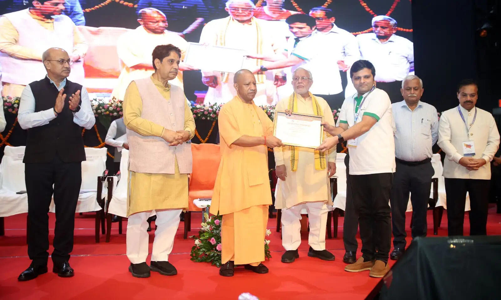 मुख्यमंत्री योगी ने प्रदेश के विकास में सहभागी उद्यमियों का किया सम्मान