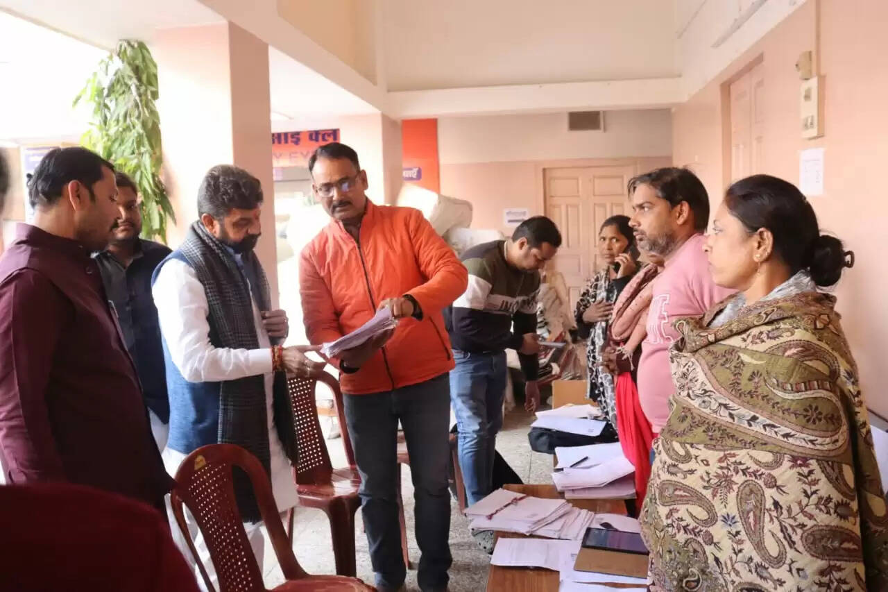 आयुष मंत्री डॉ. दयाशंकर मिश्र दयालु ने किया कई बूथों का व्यापक निरीक्षण