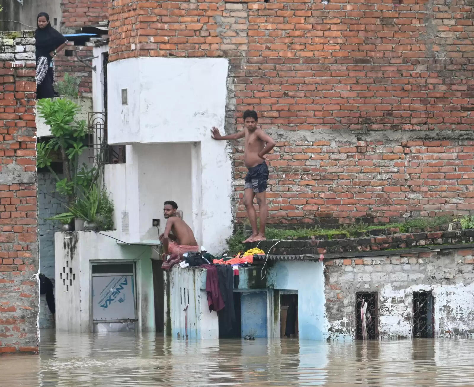 Varanasi flood : बनारस में बाढ़ की आफत, सड़कें और कॉलोनियां पानी-पानी, तस्वीरों में देखिये हालात