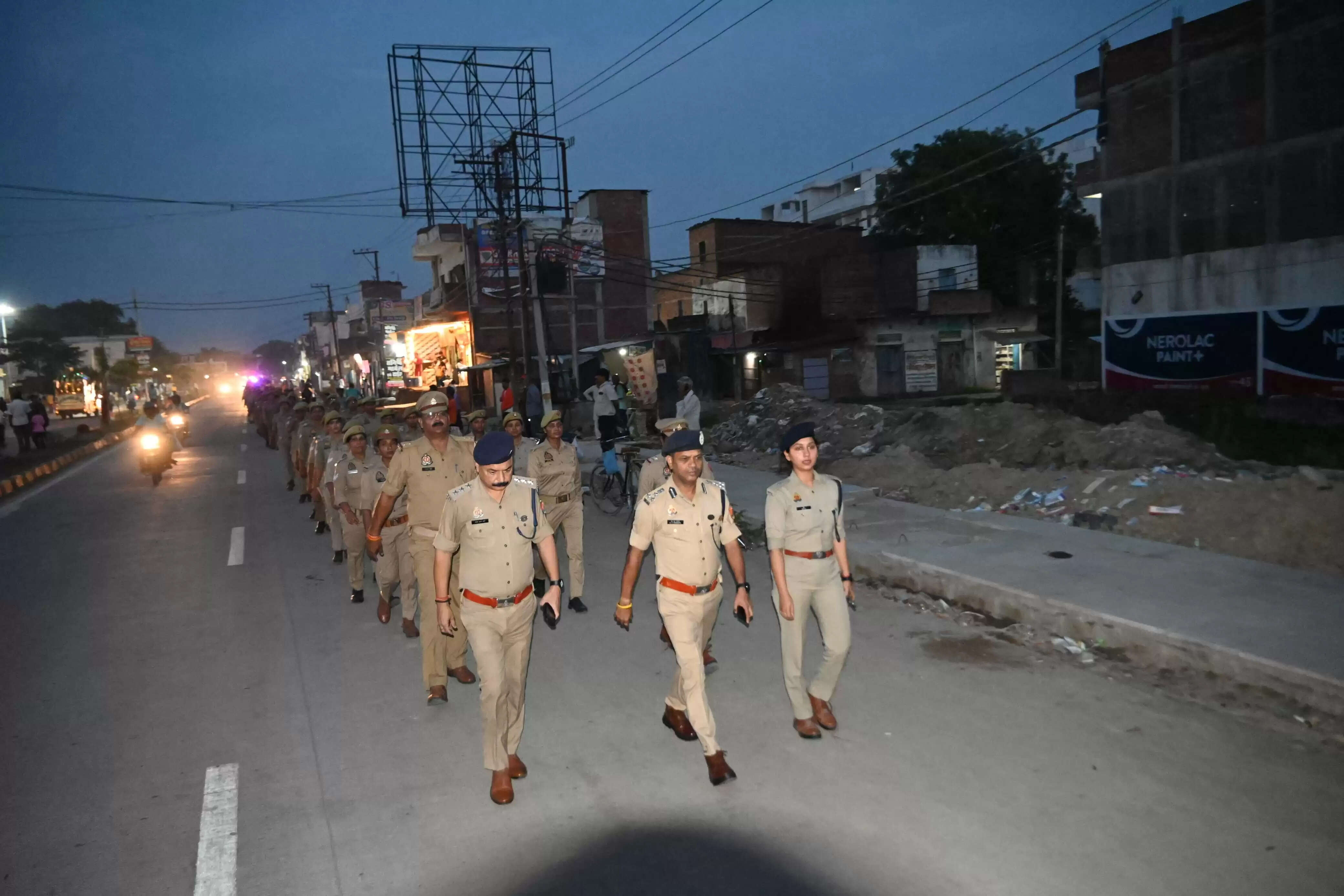 &nbsp; वाराणसी: अपर पुलिस आयुक्त ने लोहता थाना क्षेत्र में किया रूट मार्च और निरीक्षण, यातायात व सुरक्षा व्यवस्था का लिया जायजा