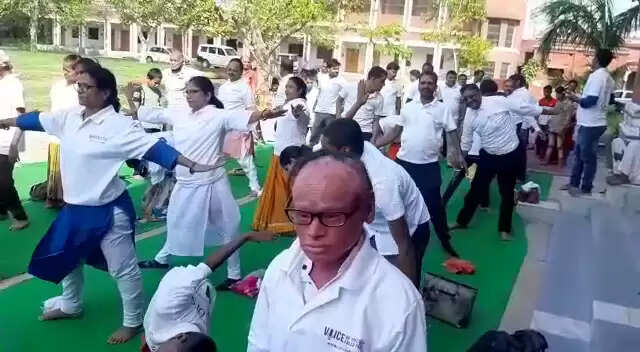 Divyangjan did yoga in CM Anglo Bengali Inter College Varana