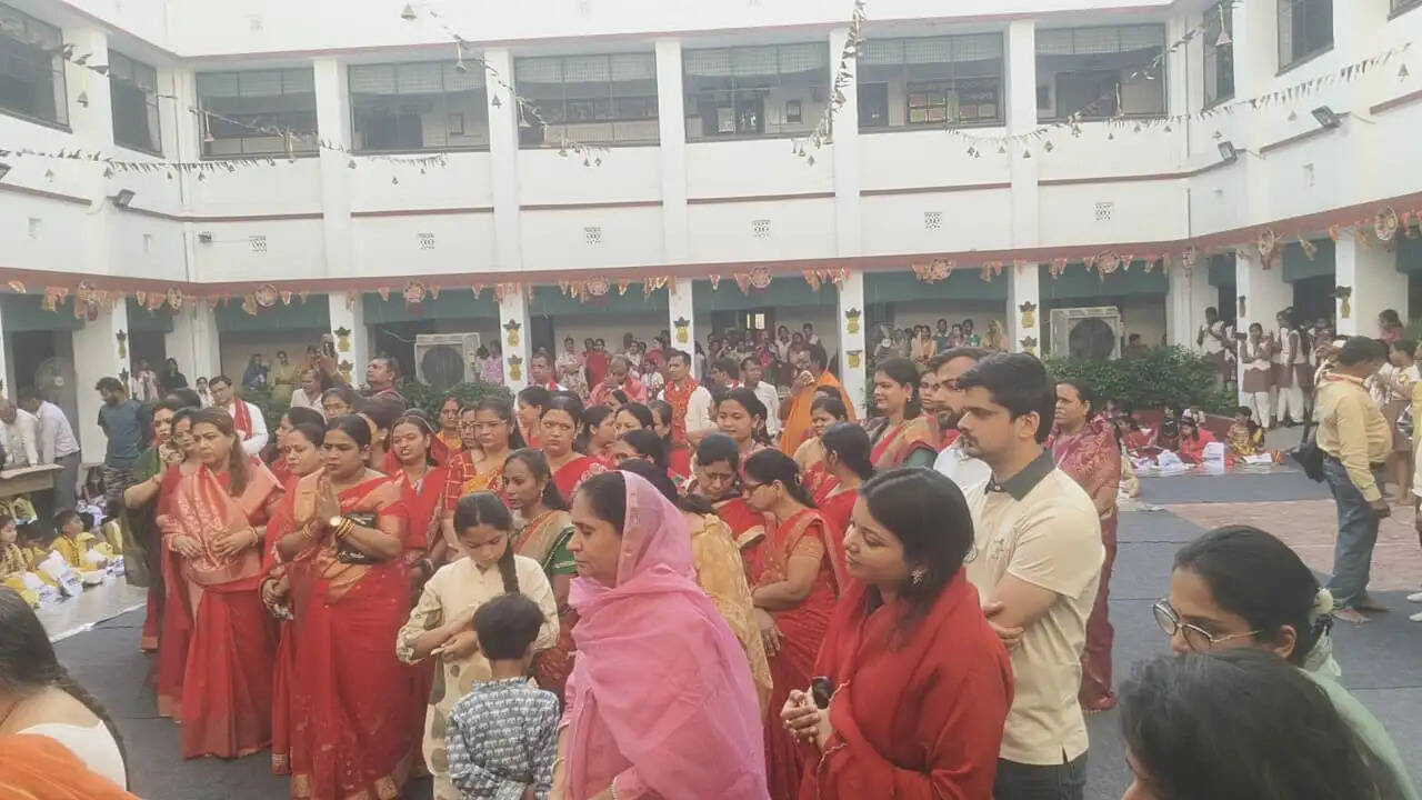 रवींद्रपुरी स्थित गोपी राधा प्राइमरी स्कूल