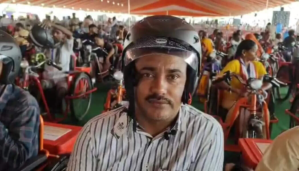 दिव्यांगजनों एवं वृद्धों के चेहरे पर आई मुस्कान 