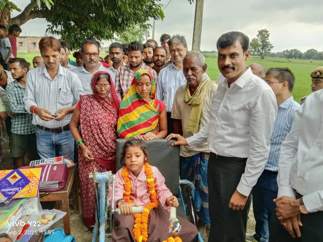 योगी सरकार की संवेदनशील पहल, डीएम खुद ट्राइसिकिल लेकर पहुंचे रागिनी के दरवाजे