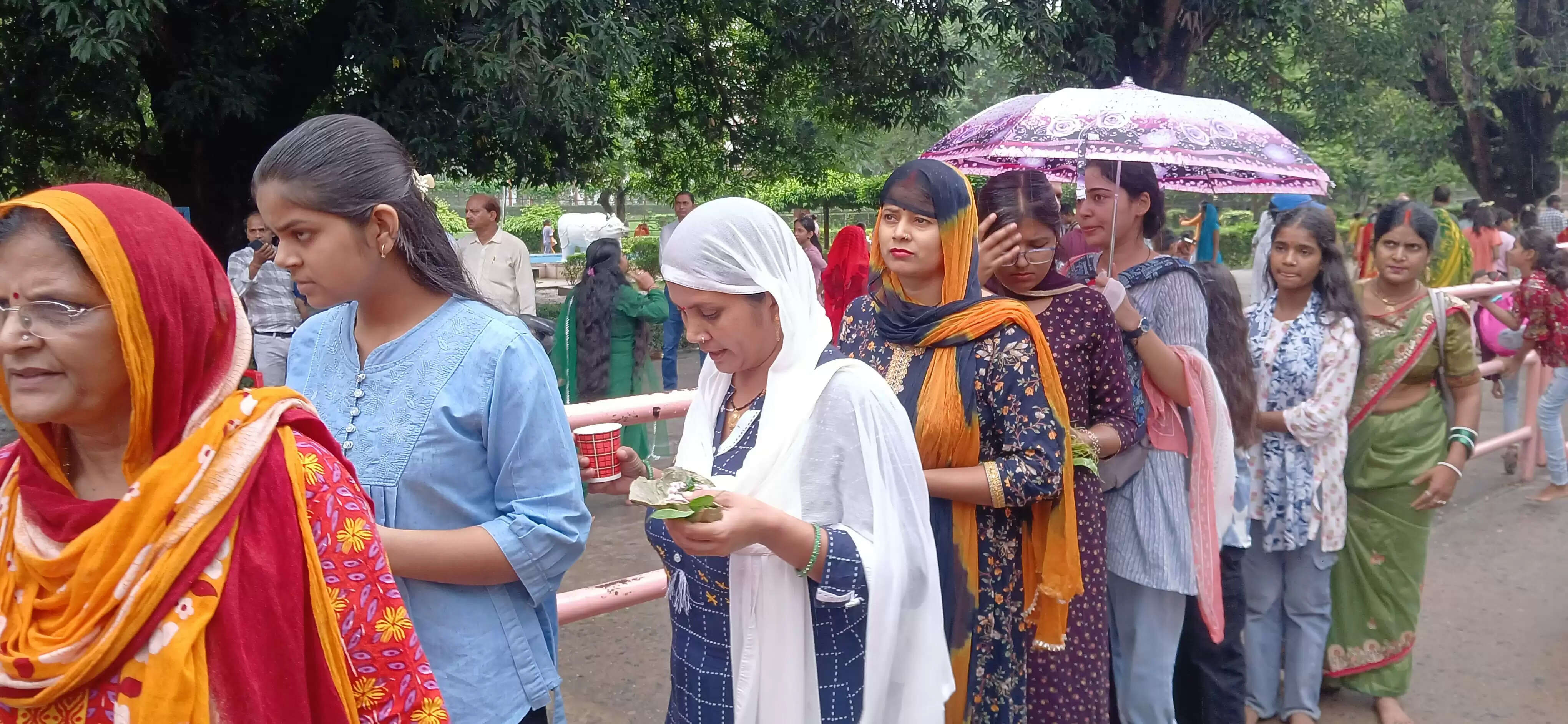 सावन 2025 का आखिरी सोमवार बाबा विश्वनाथ की नगरी काशी में भक्ति और आस्था के अनुपम रंग में रंगा रहा। काशी हिंदू विश्वविद्यालय स्थित श्री काशी विश्वनाथ मंदिर में भोर में मंगला आरती के साथ दर्शन और जलाभिषेक की शुरुआत हुई। बाबा भोलेनाथ के प्रिय माह सावन के इस विशेष दिन मंदिर में देश-विदेश से आए लाखों श्रद्धालुओं का सैलाब उमड़ पड़ा। मंदिर परिसर को भव्य और सुंदर ढंग से सजाया गया, और बाबा का रुद्राक्ष श्रृंगार उनके अलौकिक स्वरूप को और भी मनमोहक बना रहा था।