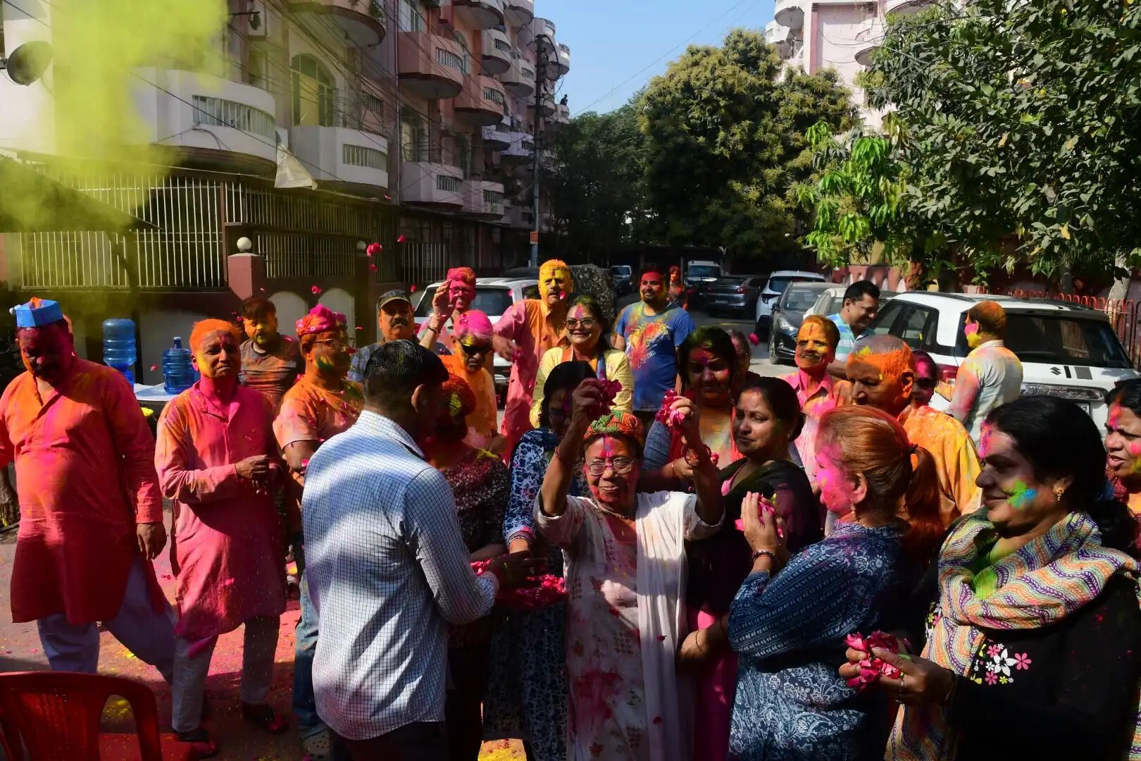 होली के रंग में रंगी काशी, जमकर उड़े रंग-गुलाल, तस्वीरों में दिखा गलियों से घाटों तक उल्सास...